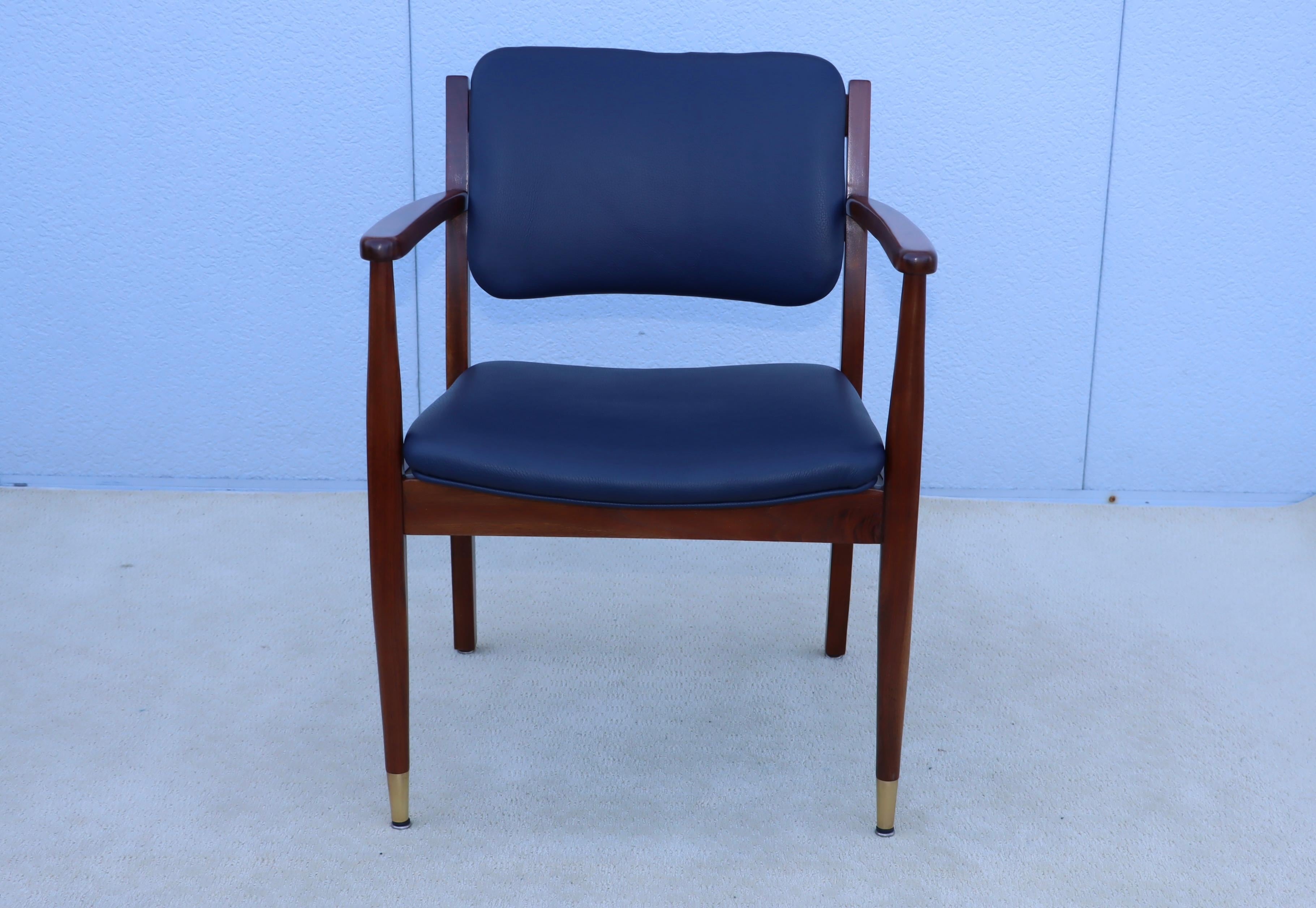 Poltrone in noce degli anni '60 con rivestimento in pelle blu in vendita 3