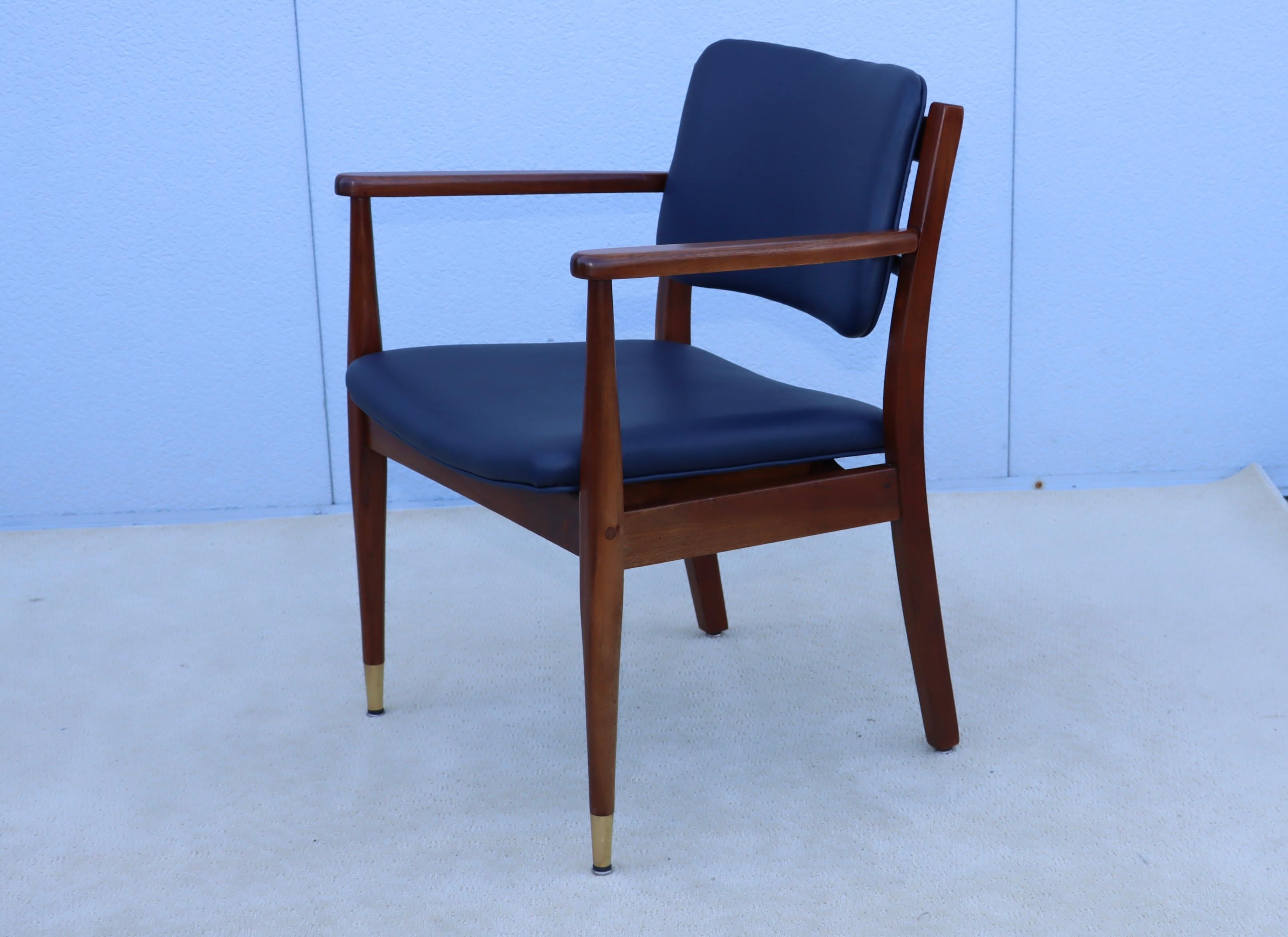 Poltrone in noce degli anni '60 con rivestimento in pelle blu in vendita 4