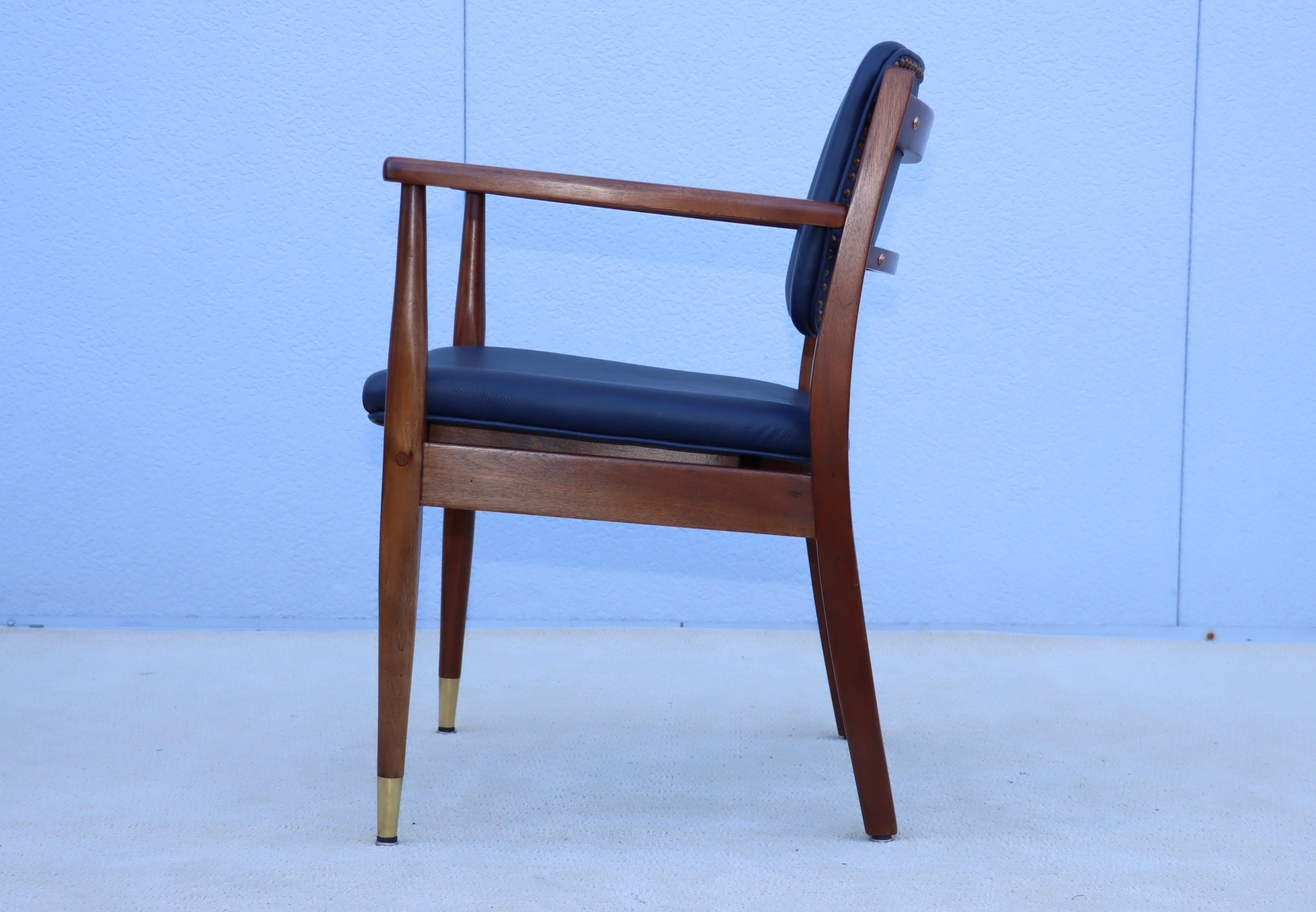 Poltrone in noce degli anni '60 con rivestimento in pelle blu in vendita 5