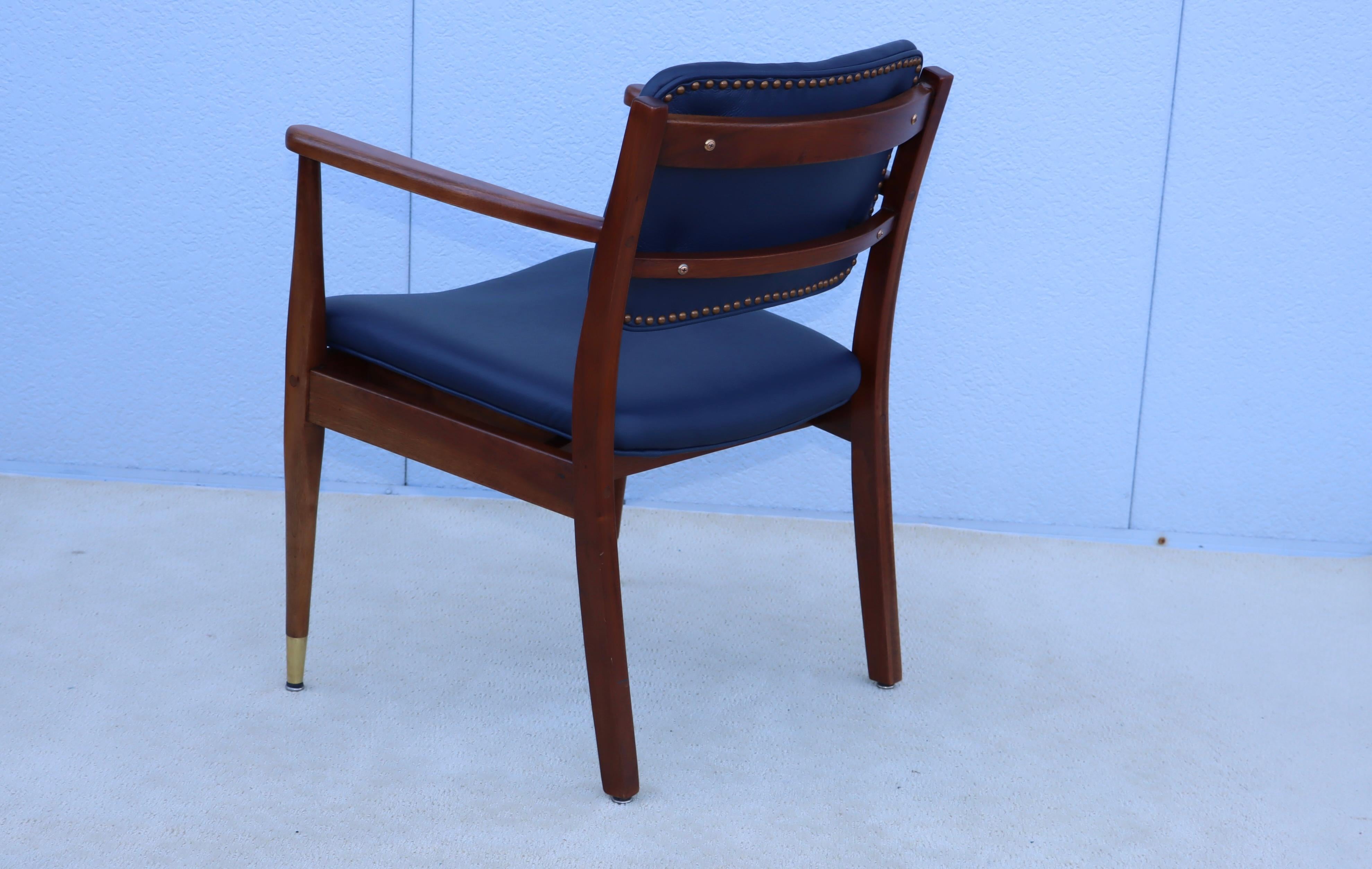 Poltrone in noce degli anni '60 con rivestimento in pelle blu in vendita 6