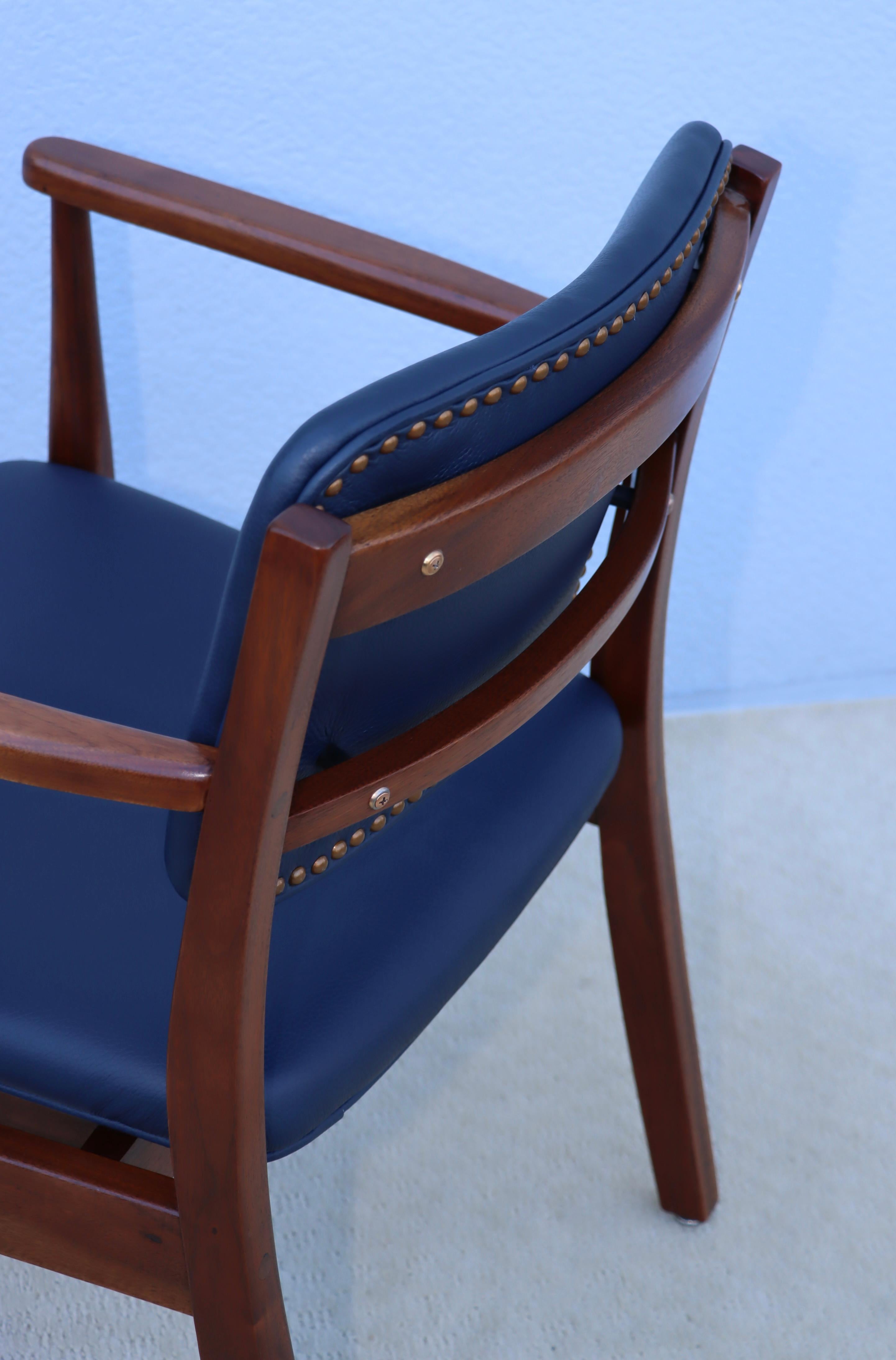 Poltrone in noce degli anni '60 con rivestimento in pelle blu in vendita 7