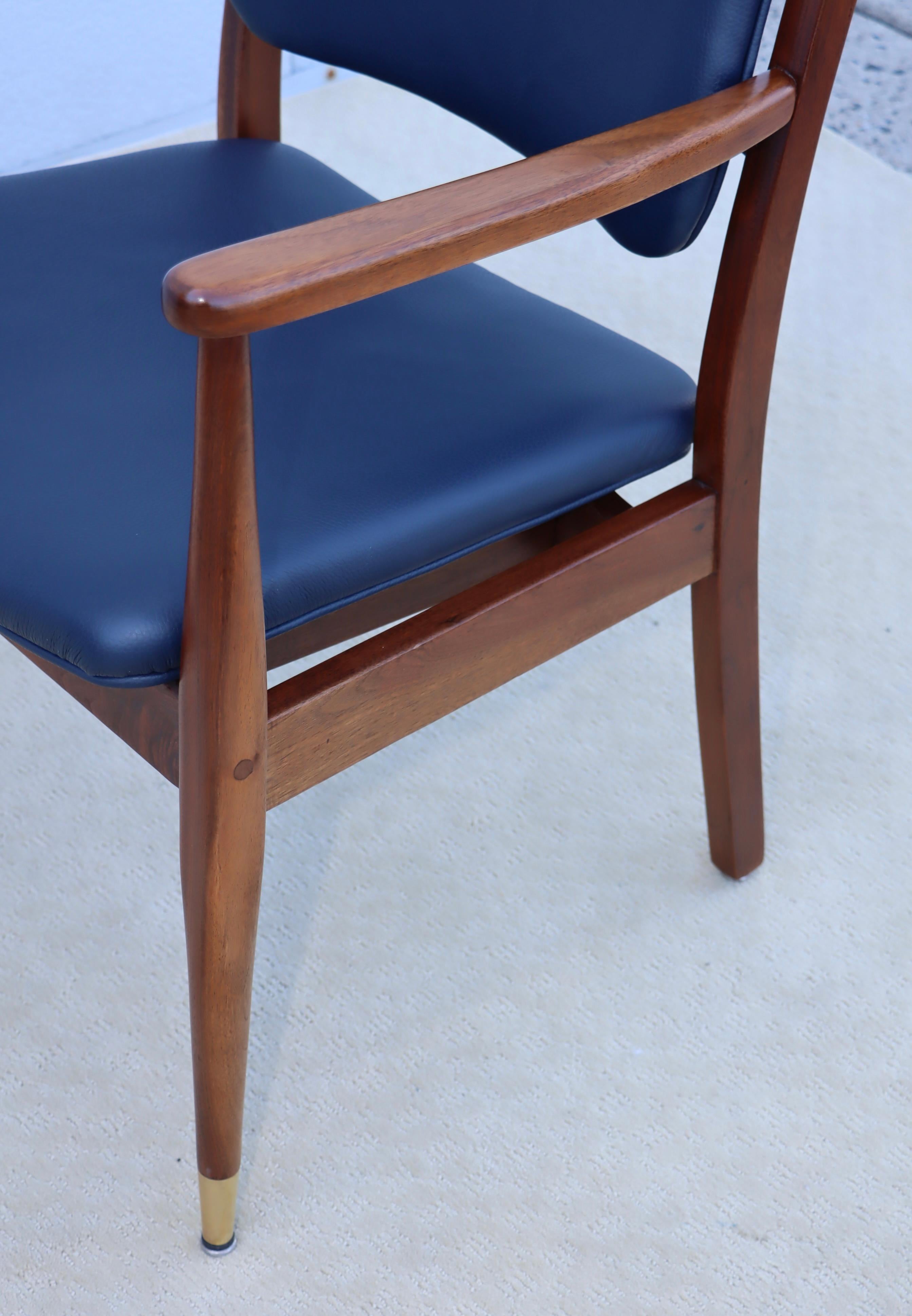 Poltrone in noce degli anni '60 con rivestimento in pelle blu in vendita 8