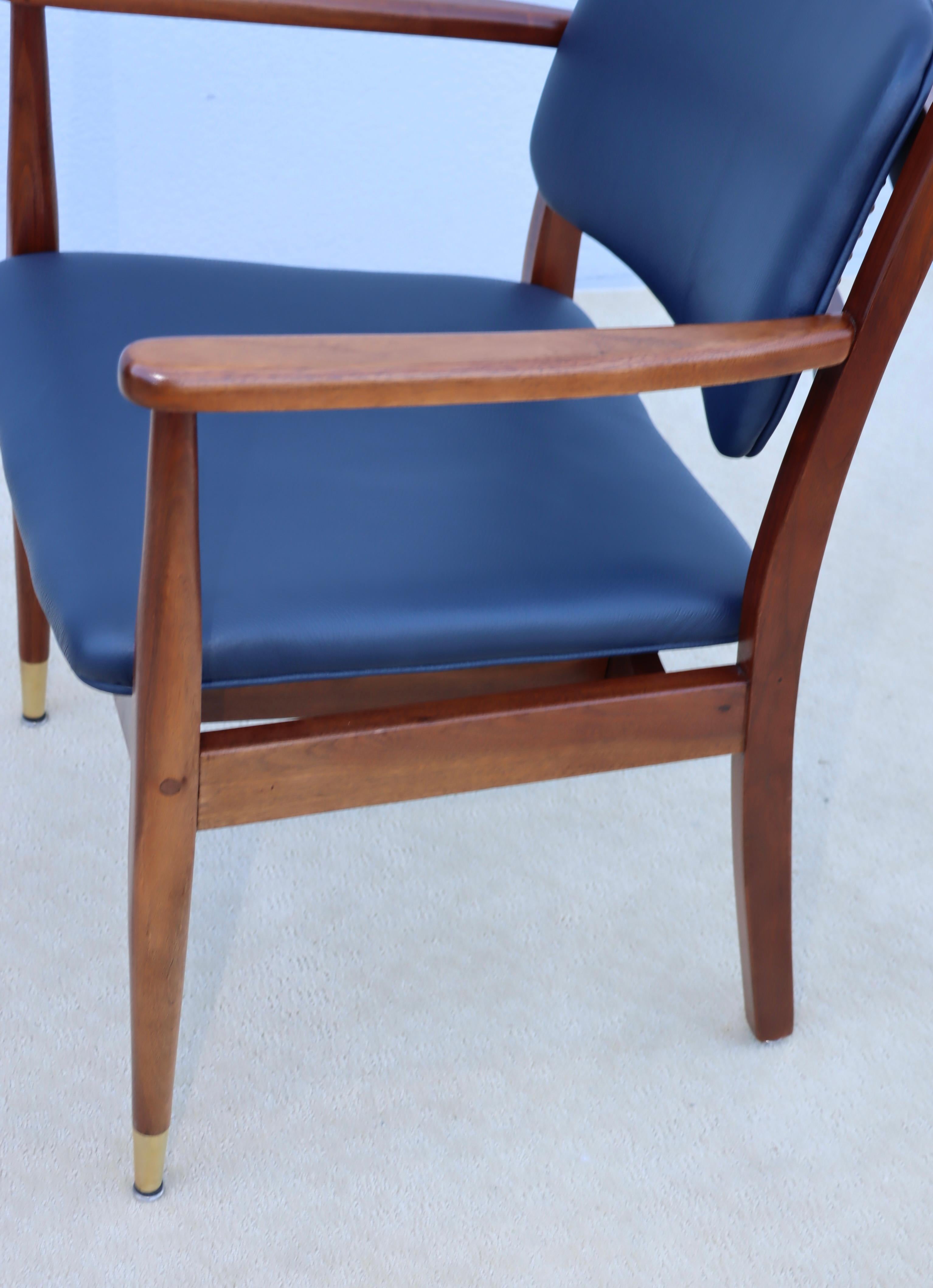 Poltrone in noce degli anni '60 con rivestimento in pelle blu in vendita 9