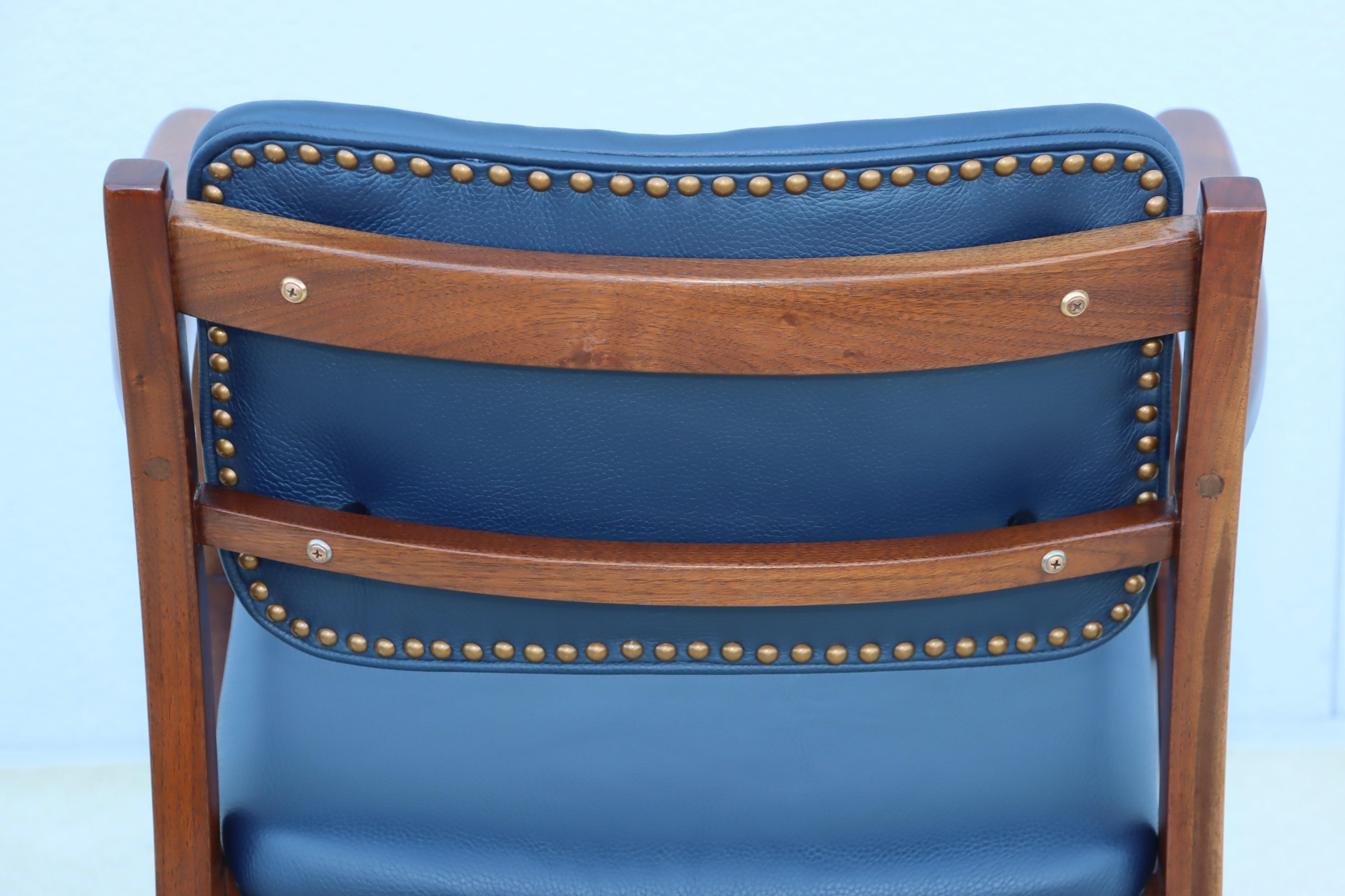 Poltrone in noce degli anni '60 con rivestimento in pelle blu in vendita 10