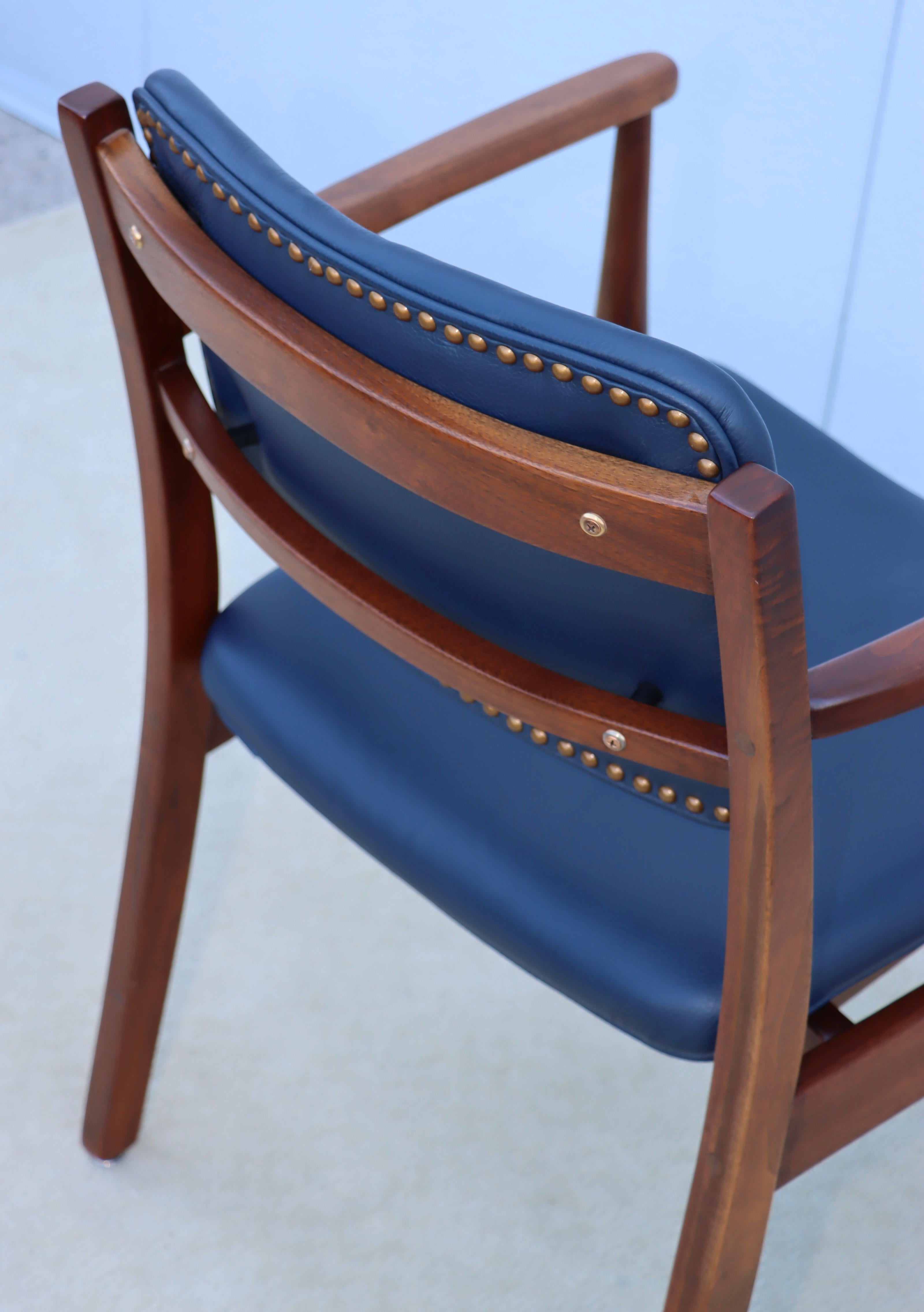 Poltrone in noce degli anni '60 con rivestimento in pelle blu in vendita 11