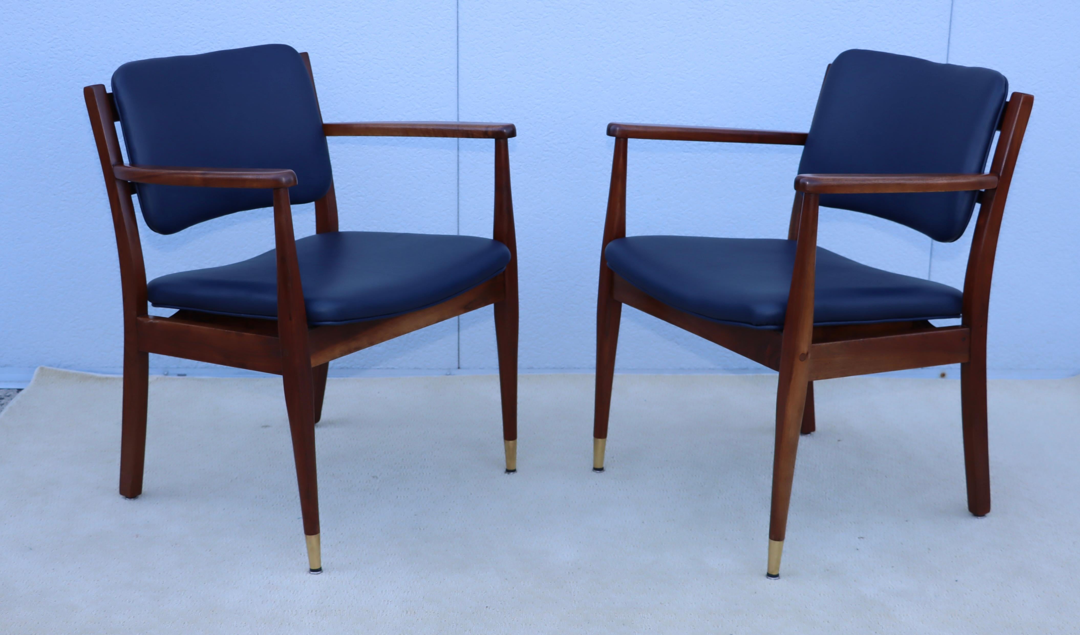 Poltrone in noce e ottone della metà del secolo scorso con rivestimento in pelle blu, appena restaurate e rivestite in pelle blu, con lievi segni di usura e patina dovuti all'età e all'uso.
