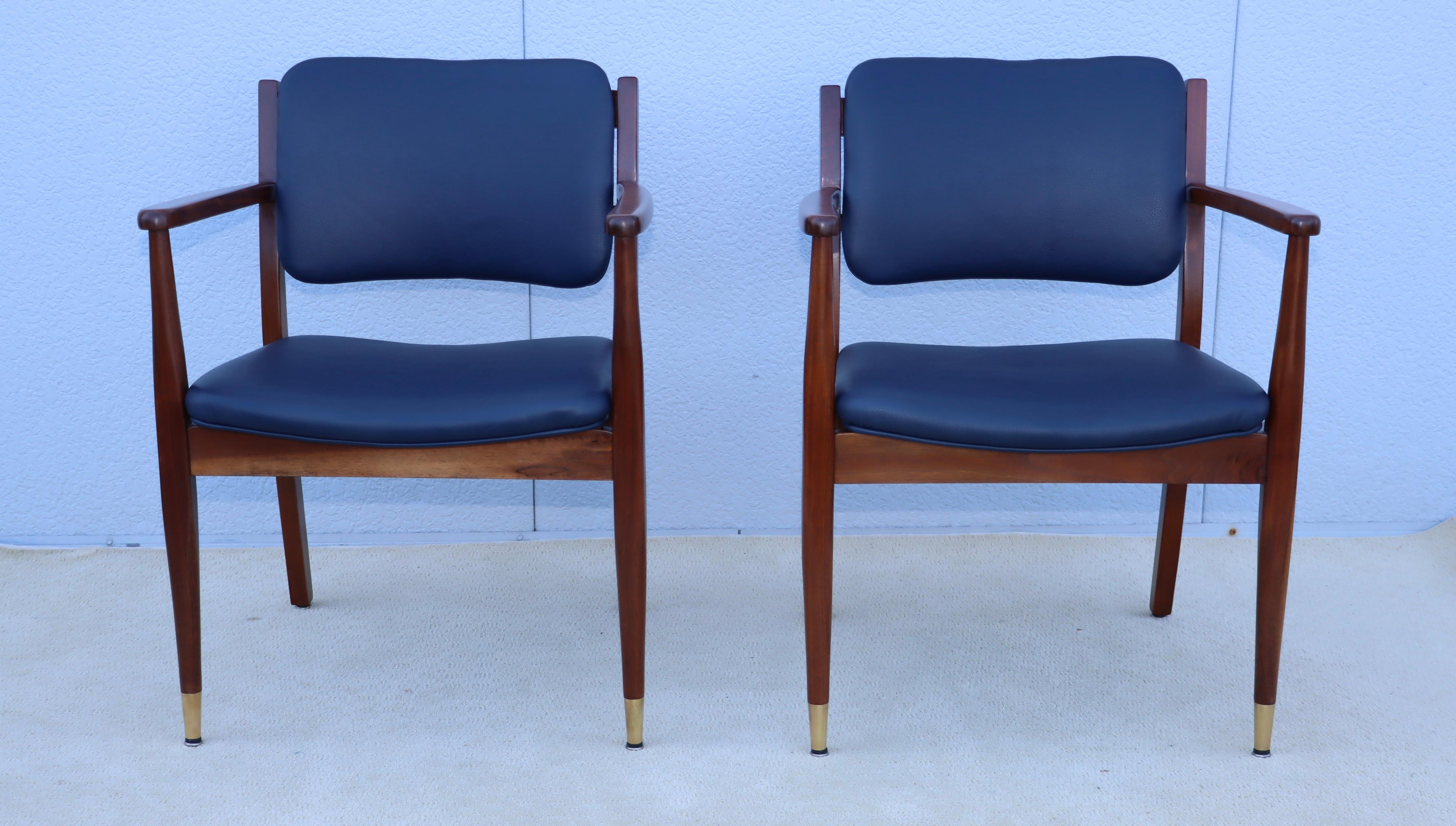 Mid-Century moderno Poltrone in noce degli anni '60 con rivestimento in pelle blu in vendita