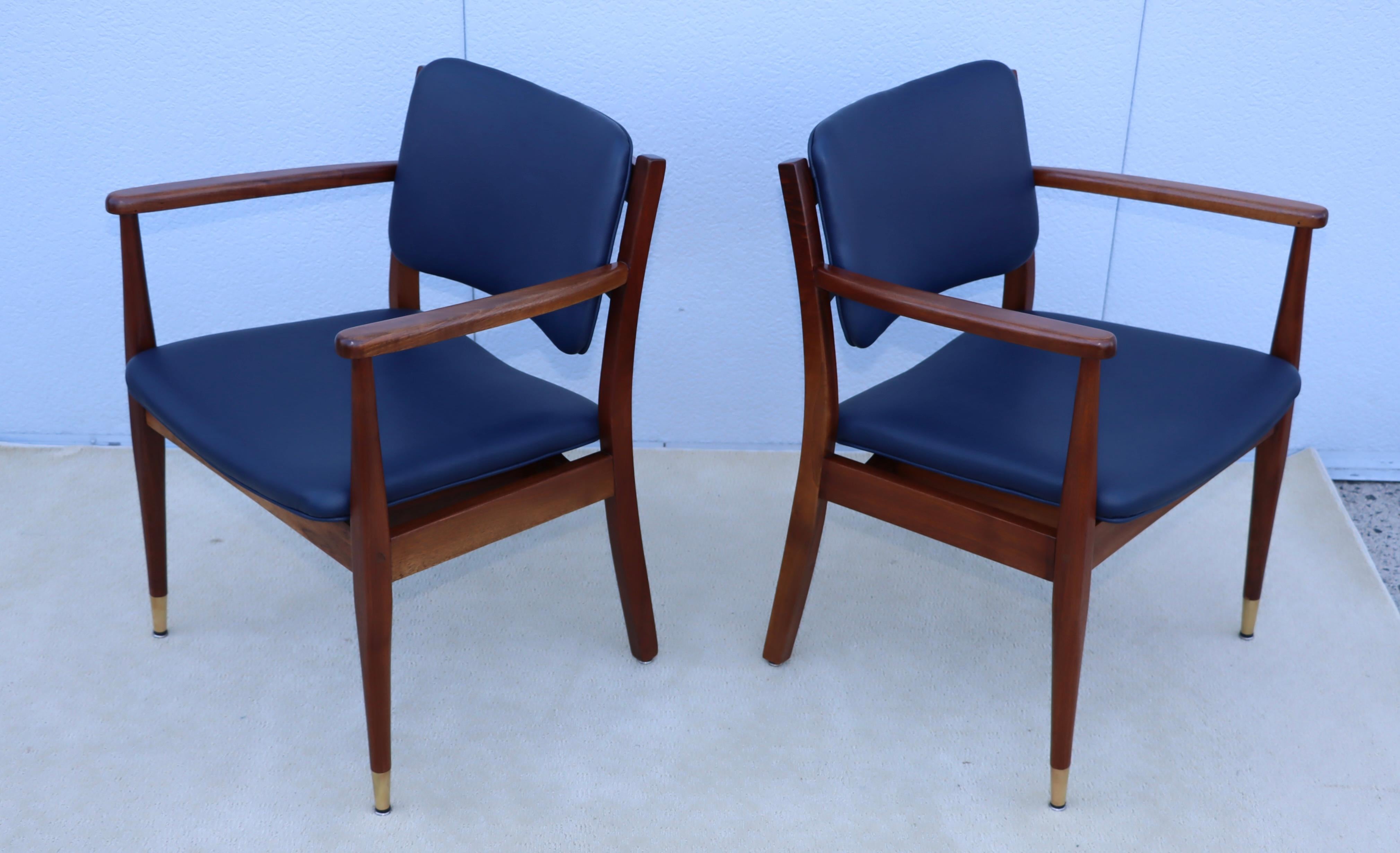 Americano Poltrone in noce degli anni '60 con rivestimento in pelle blu in vendita