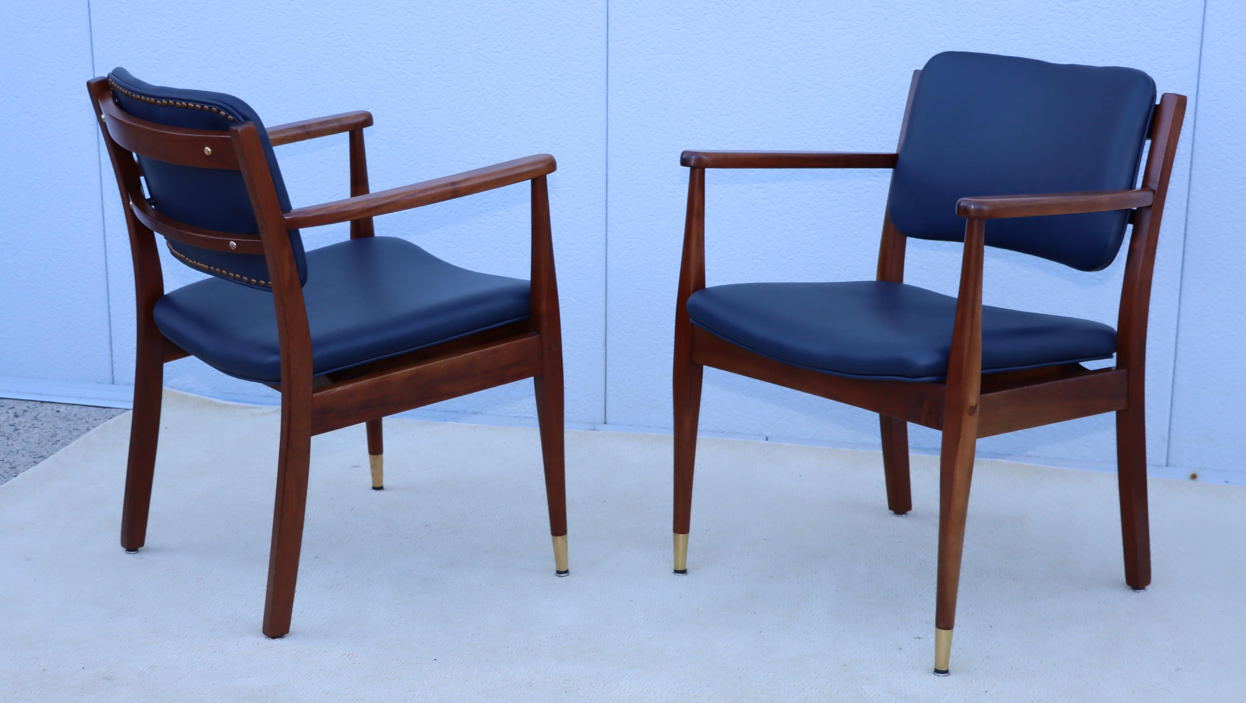 Poltrone in noce degli anni '60 con rivestimento in pelle blu In condizioni buone in vendita a New York, NY