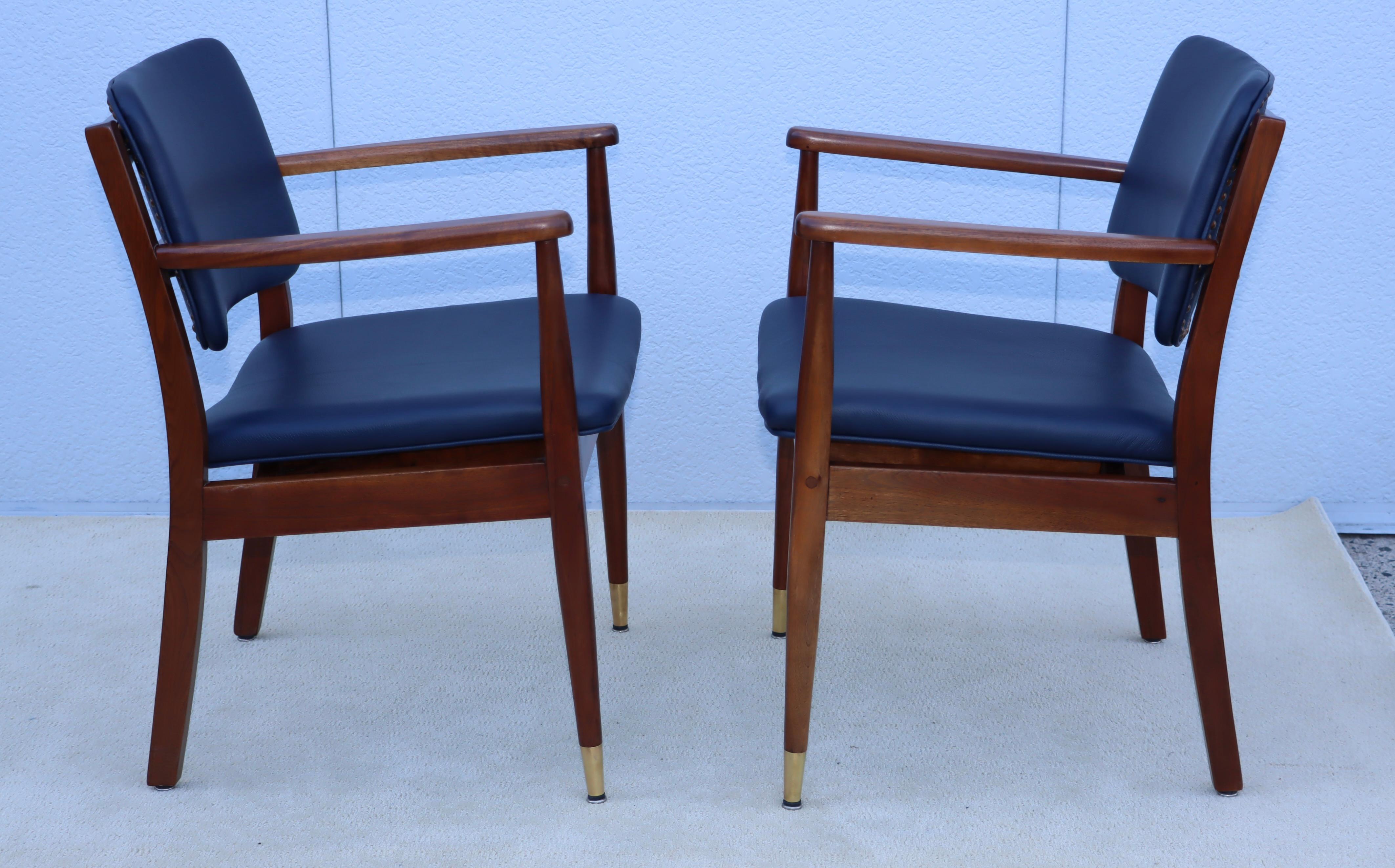 Metà XX secolo Poltrone in noce degli anni '60 con rivestimento in pelle blu in vendita