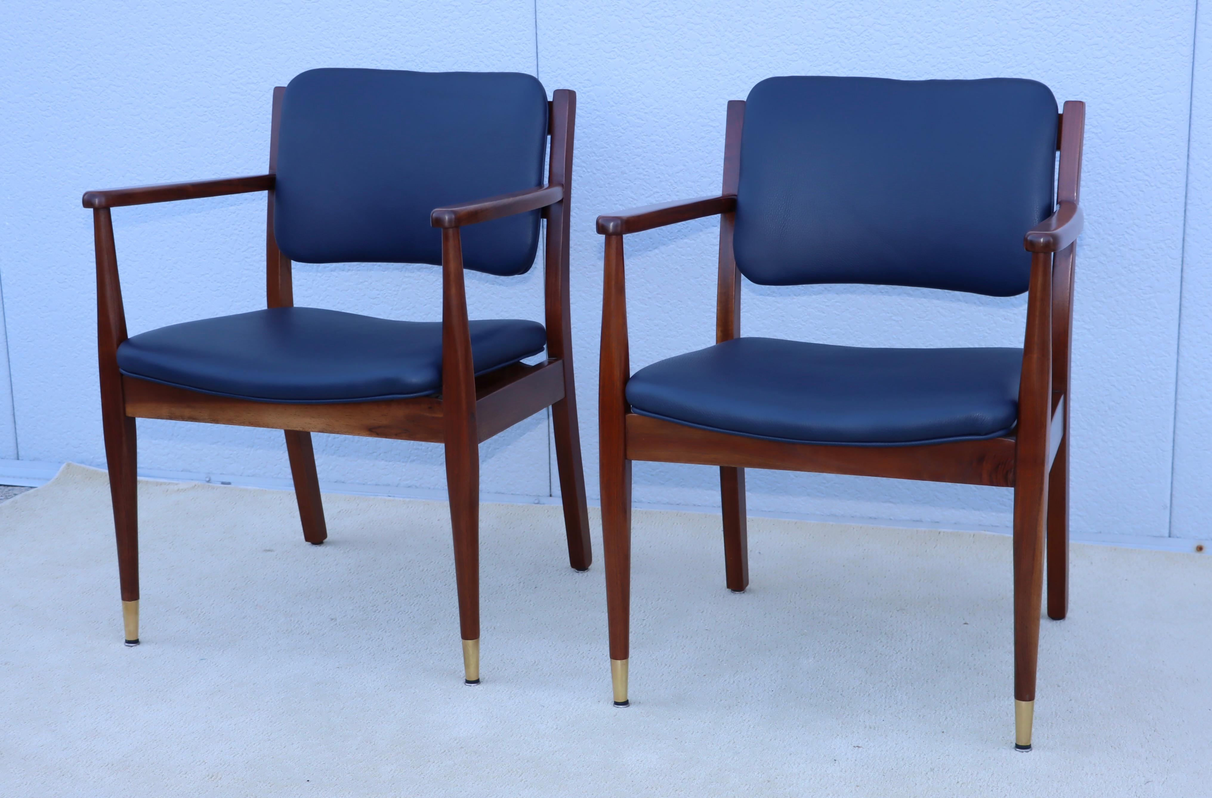 Ottone Poltrone in noce degli anni '60 con rivestimento in pelle blu in vendita