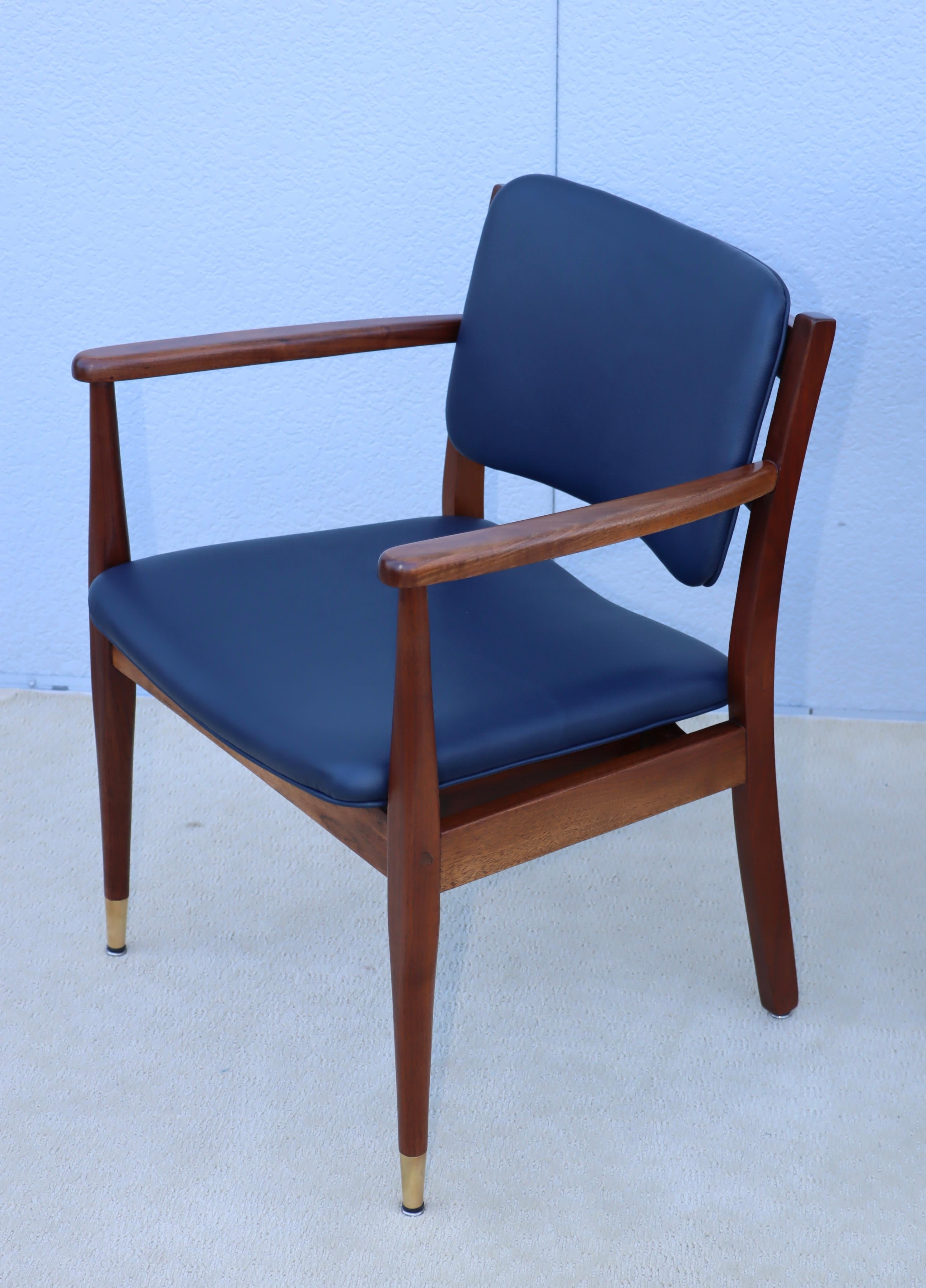 Poltrone in noce degli anni '60 con rivestimento in pelle blu in vendita 1