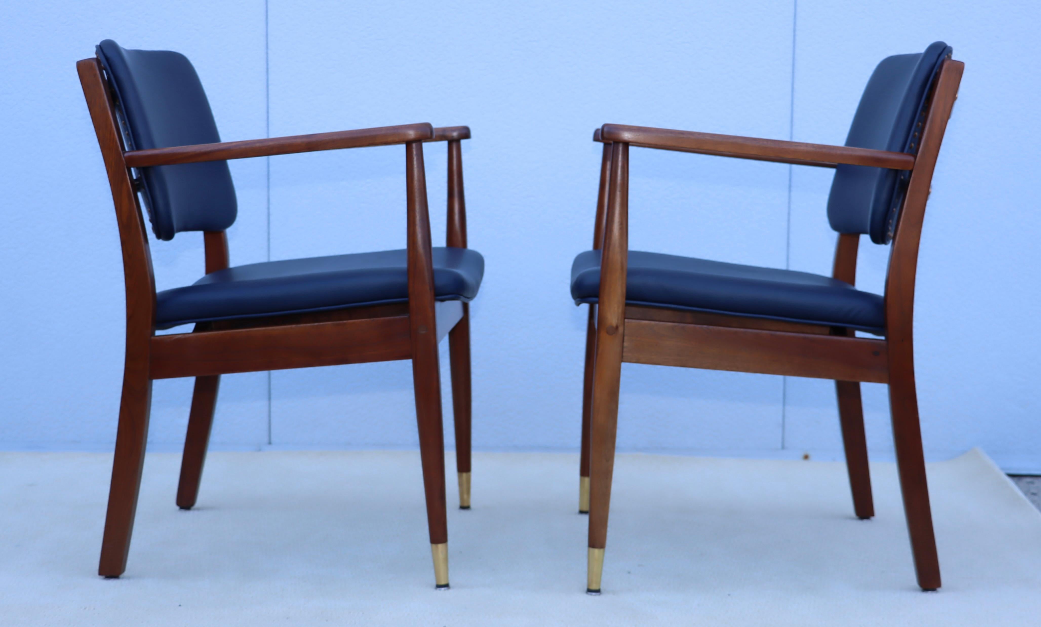 Poltrone in noce degli anni '60 con rivestimento in pelle blu in vendita 2