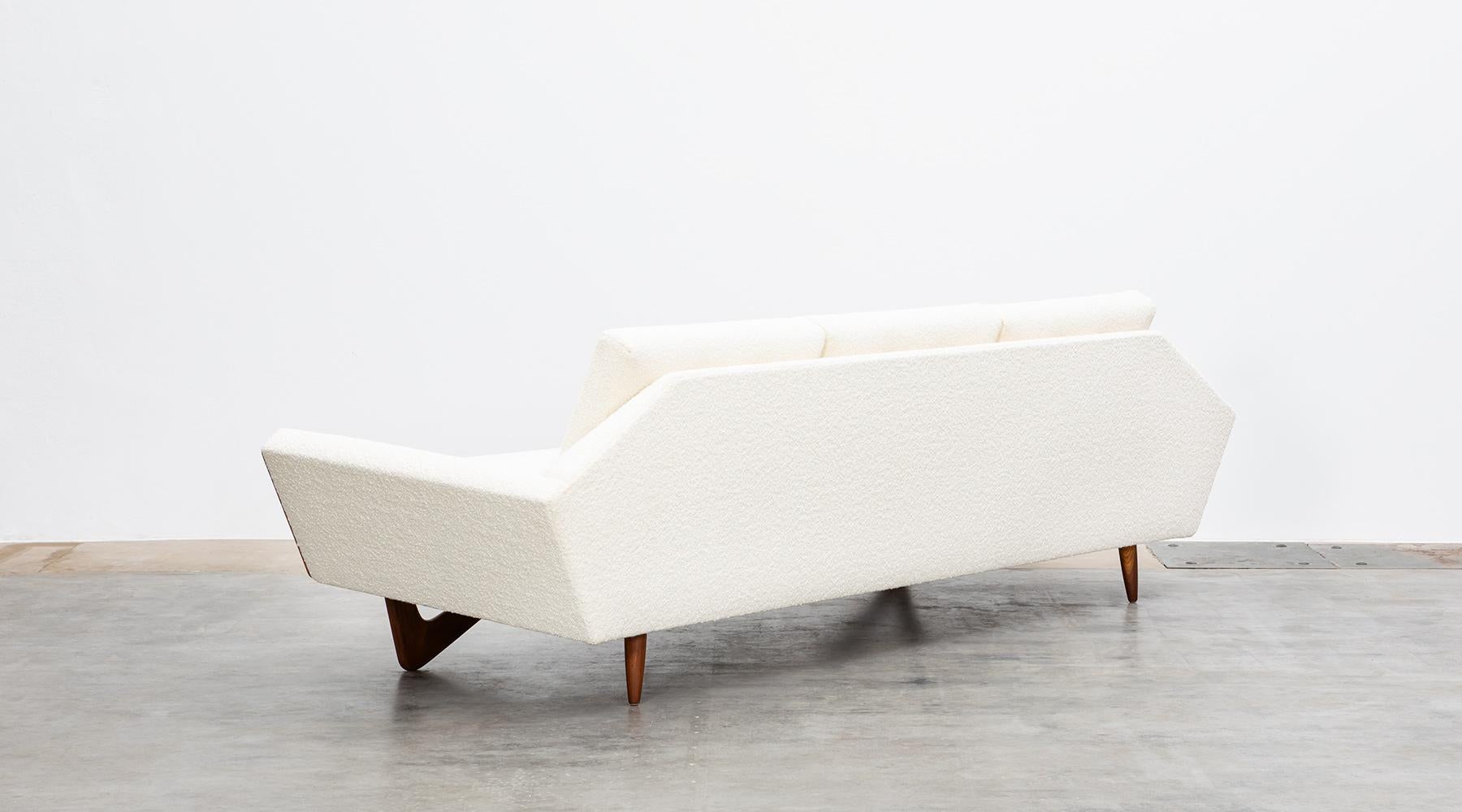 1960s Walnut Base, White Upholstery Sofa by Adrian Pearsall 'B' In Good Condition For Sale In Frankfurt, Hessen, DE
