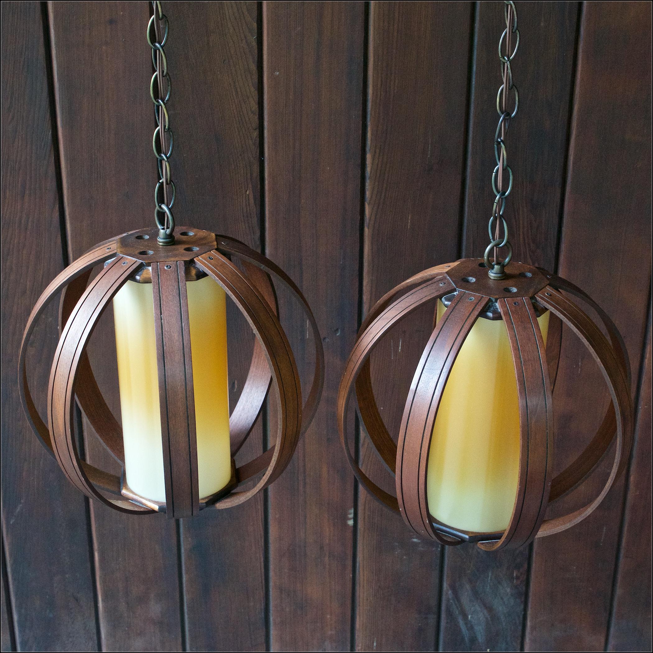 A pair of wonderful and high quality 1960s American-made walnut stained pendant lamps. New wiring has been installed. No line-switch so must use an existing switch on your wall.