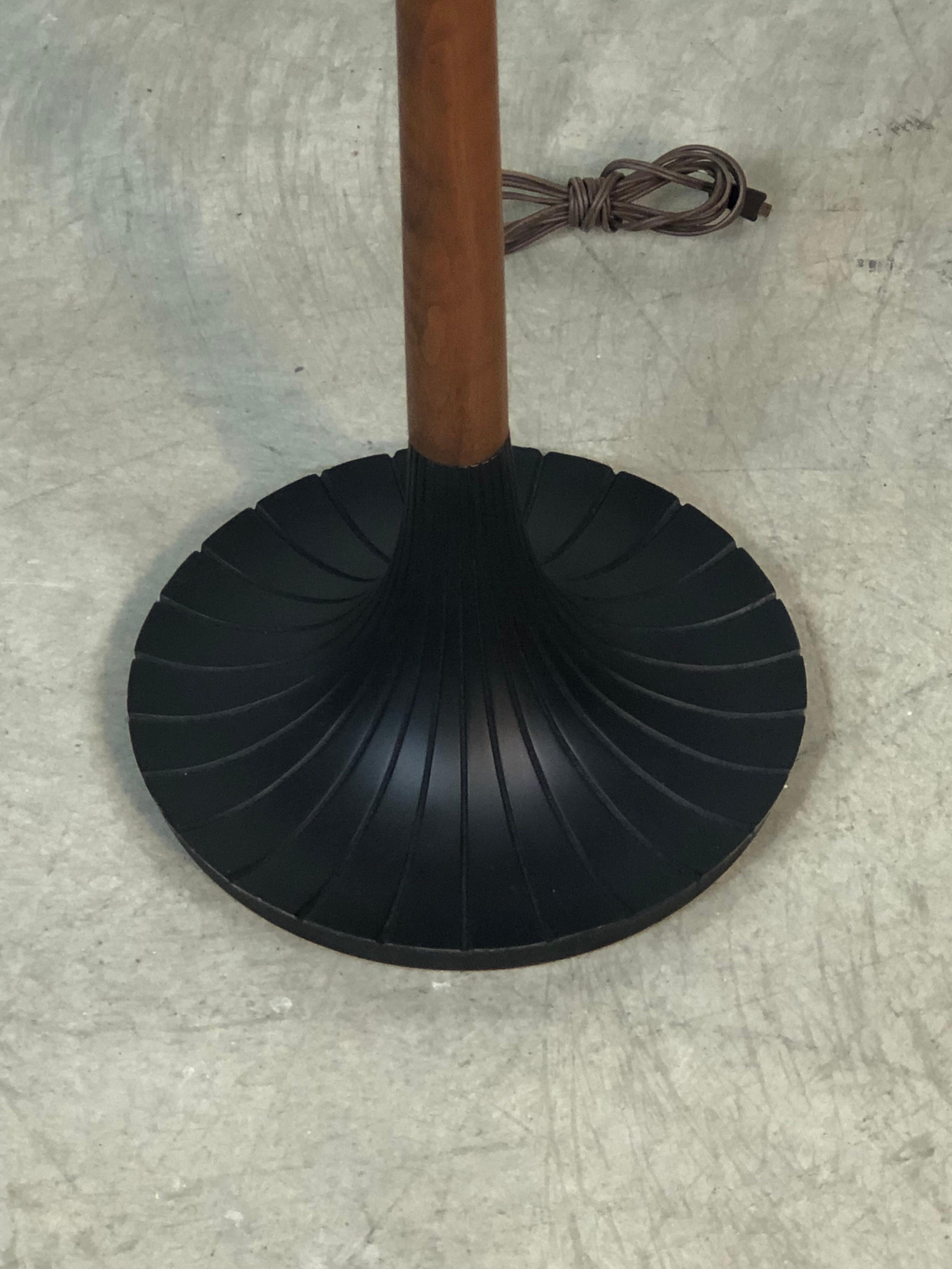 1960s walnut wood and black metal floor lamp by Lightolier. Wired for the US and in working condition. Wood and metal have been fully restored. . Marked Lightolier on the knob. Glass diffuser shade is not included.