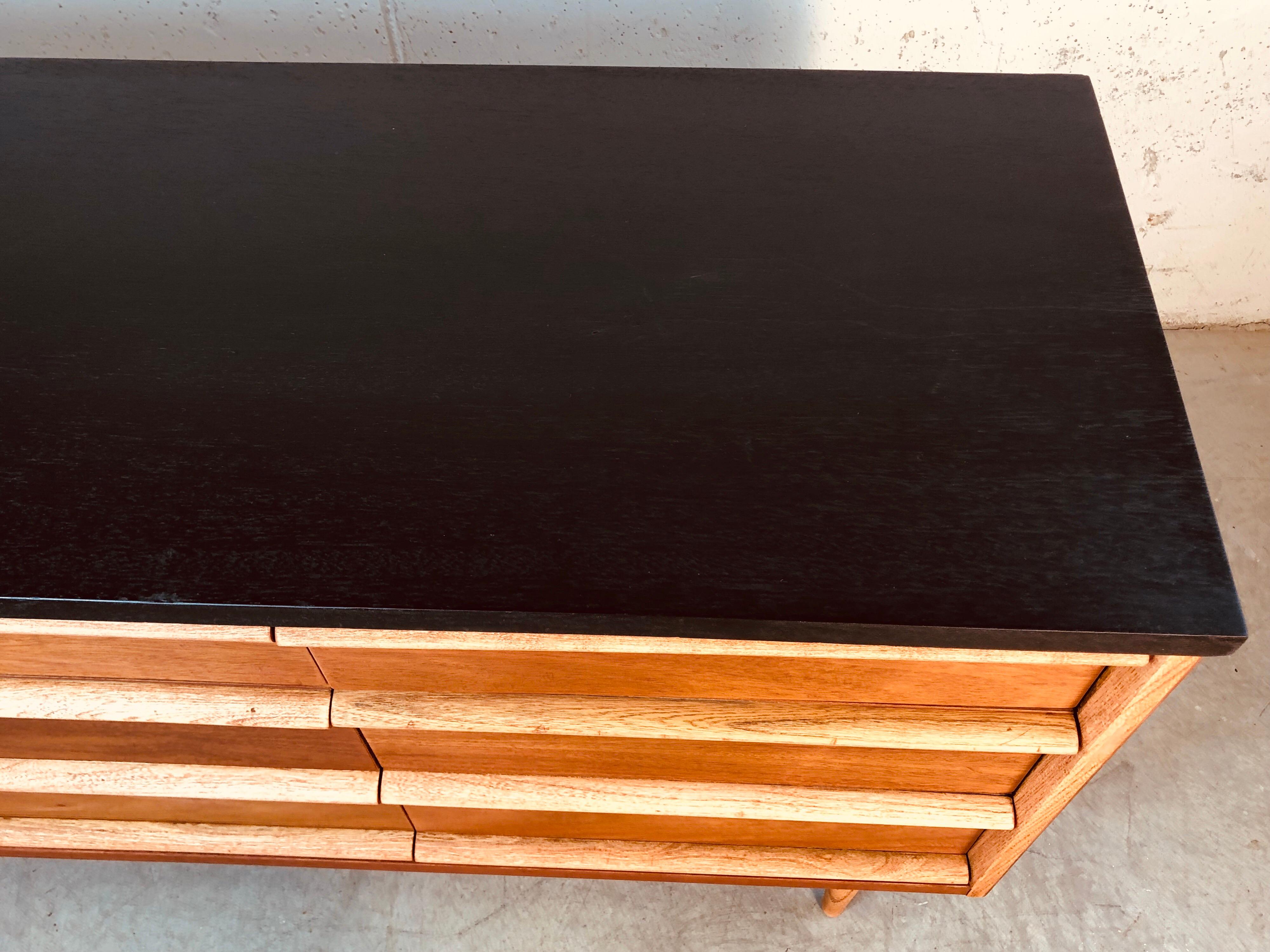1960s Walnut and Black Painted 9-Drawer Dresser In Good Condition For Sale In Amherst, NH