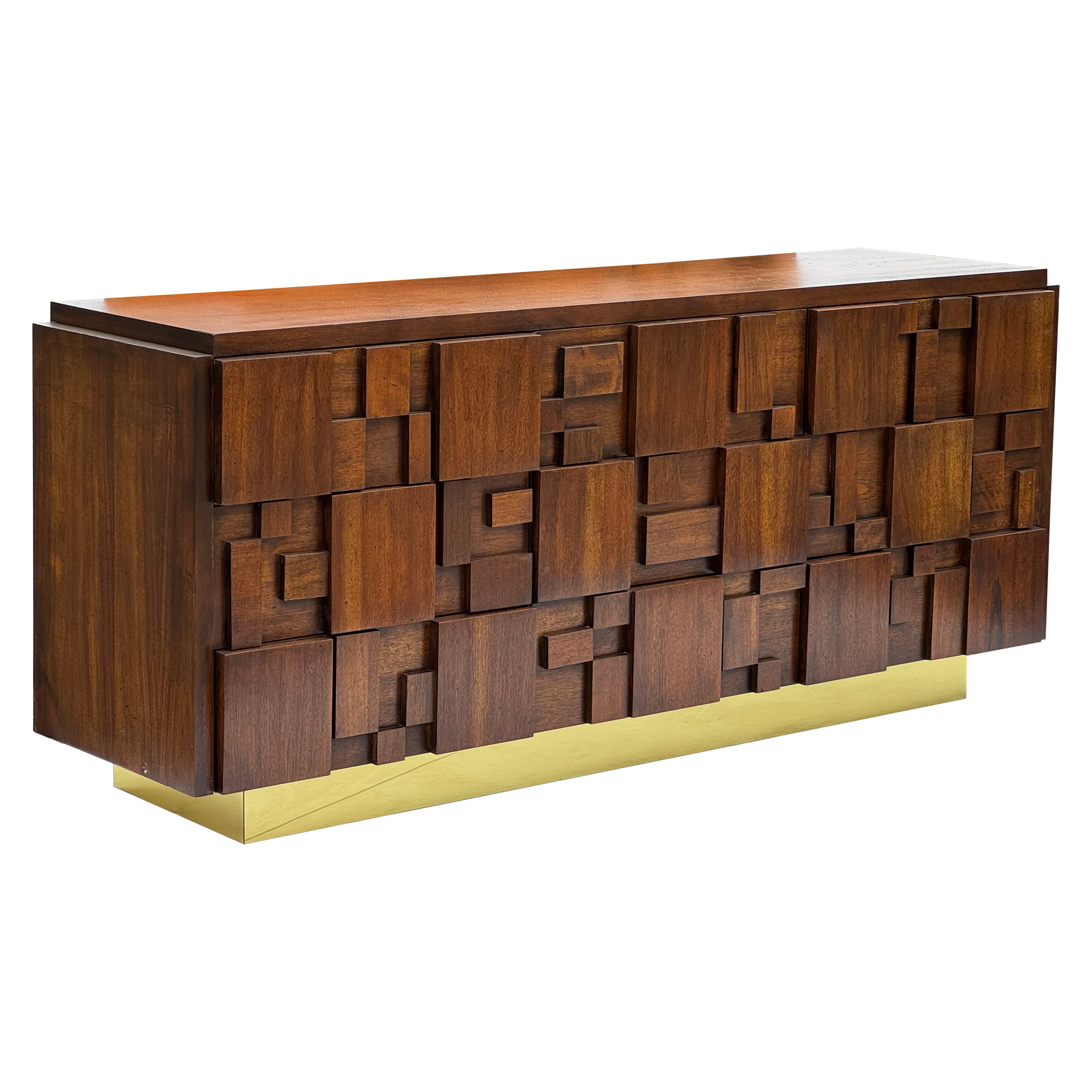 Commode cubique en noyer et laiton des années 1960 en vente
