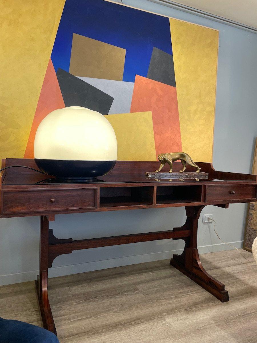 Italiano Scrivania centrale in noce del 1960 con due cassetti in vendita