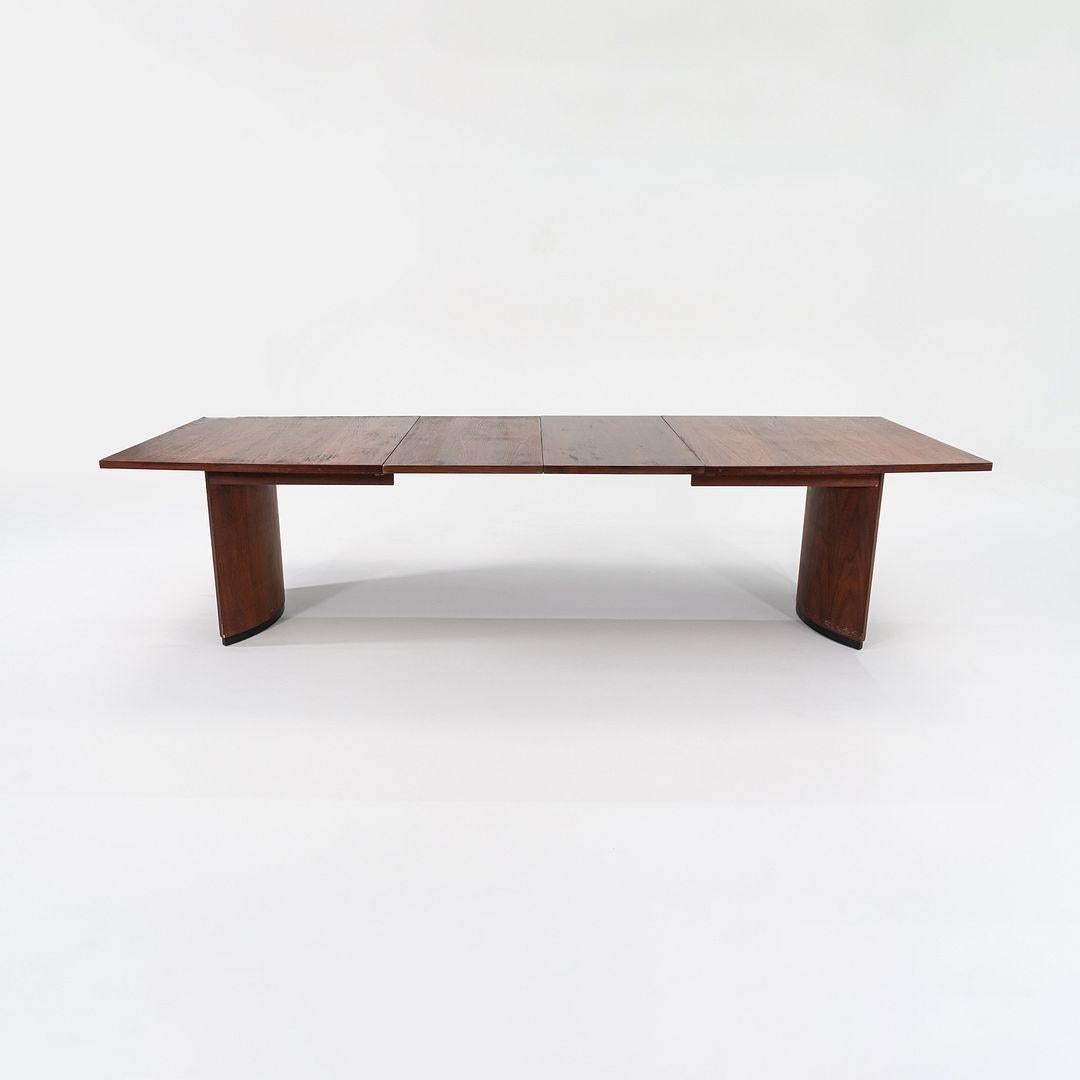 1960s Walnut Dining Table Attributed to Jack Cartwright for Founders, 72-112 For Sale 4