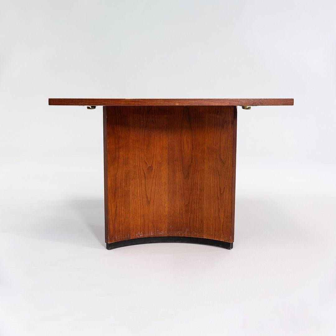 1960s Walnut Dining Table Attributed to Jack Cartwright for Founders, 72-112 In Good Condition For Sale In Philadelphia, PA
