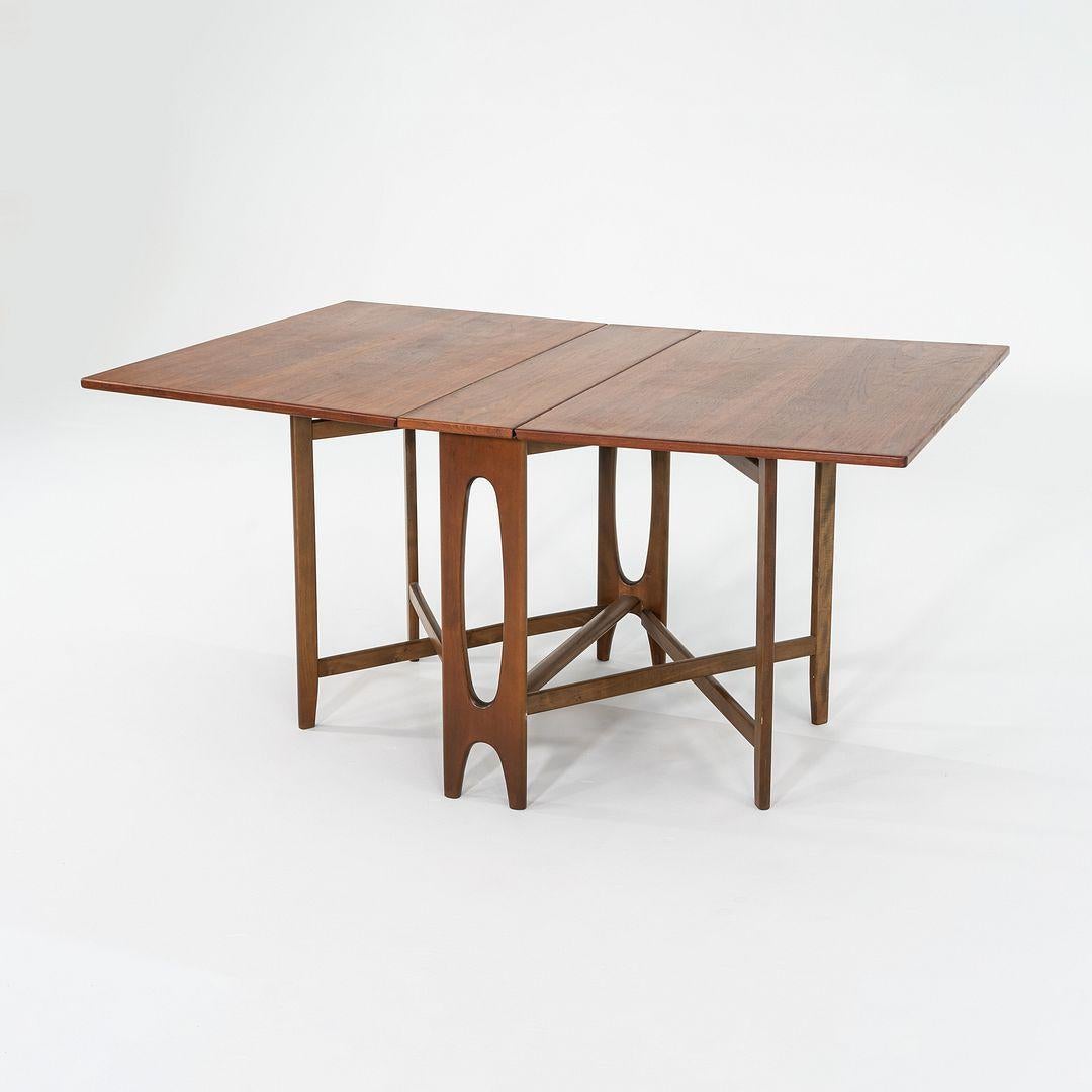 Mesa de comedor con patas extensibles de nogal de los años 60, de Bendt Winge Moderno en venta