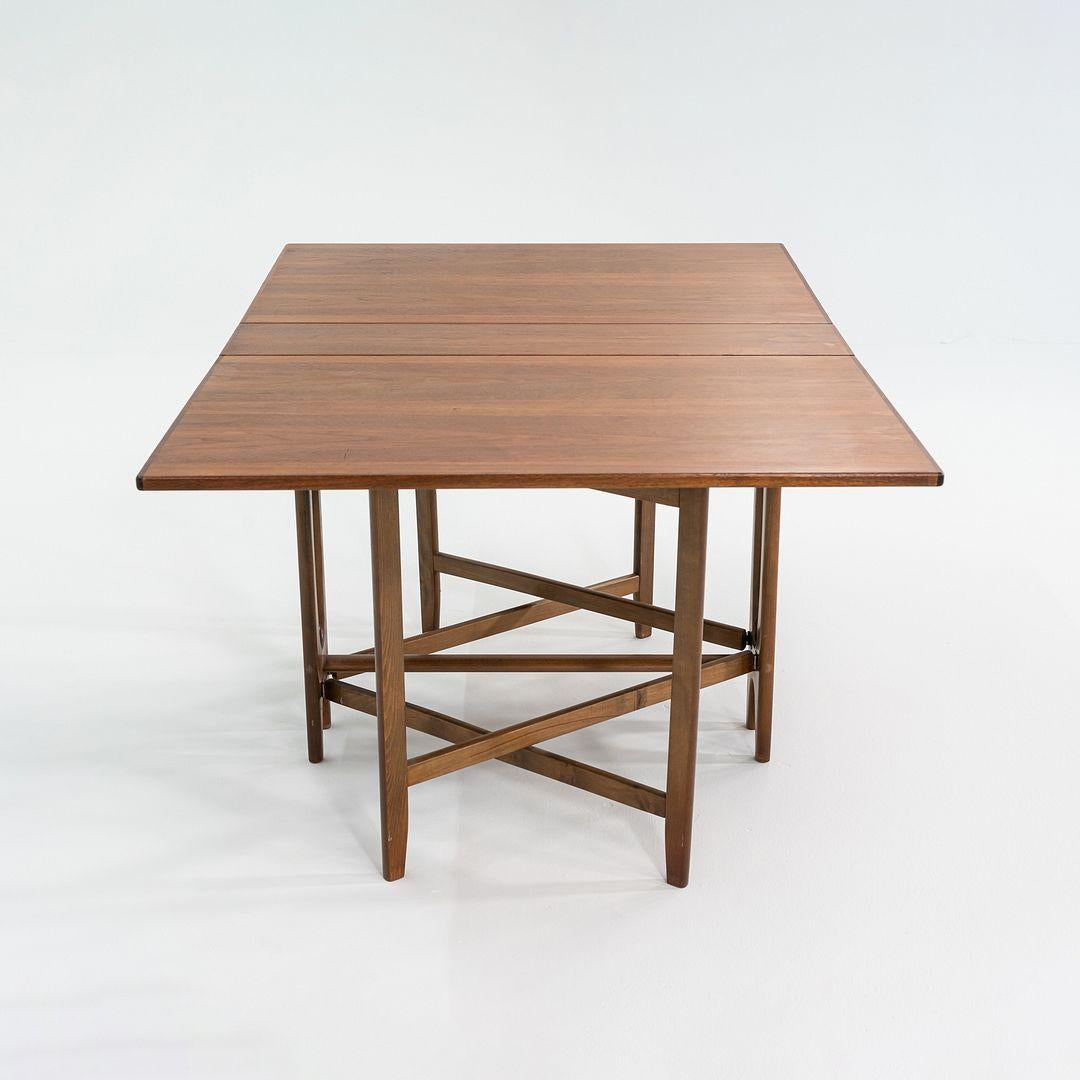 Mesa de comedor con patas extensibles de nogal de los años 60, de Bendt Winge en Bueno estado para la venta en Philadelphia, PA