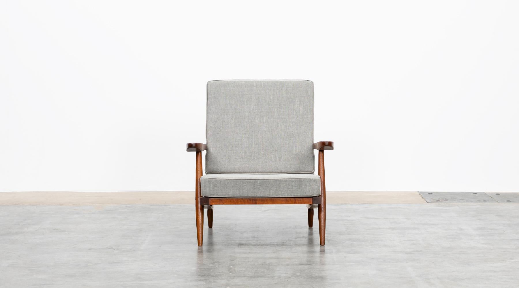 1960s Walnut, Grey Upholstery Armchair with Ottoman by George Nakashima In Good Condition For Sale In Frankfurt, Hessen, DE