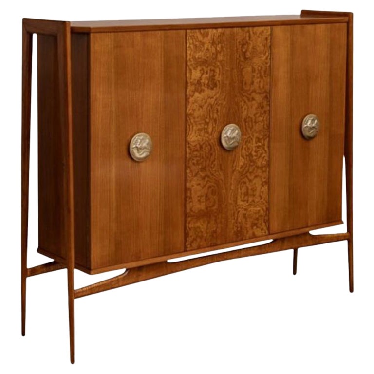 Credenza alta in noce del 1960 con maniglie scultoree in ottone, Italia