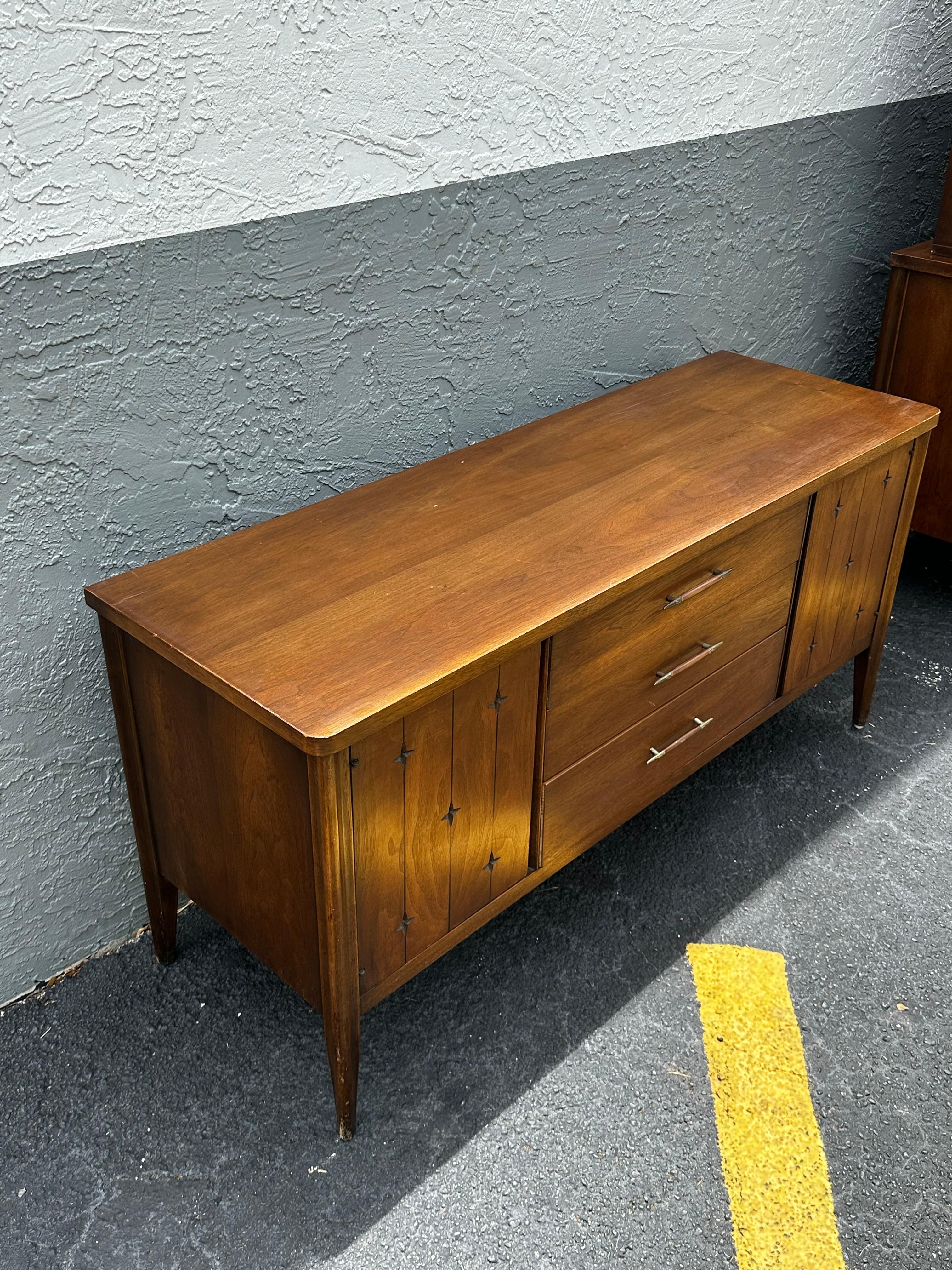 1960s Walnut MCM  Broyhill Saga Buffet Credenza Bookcase Hutch For Sale 3