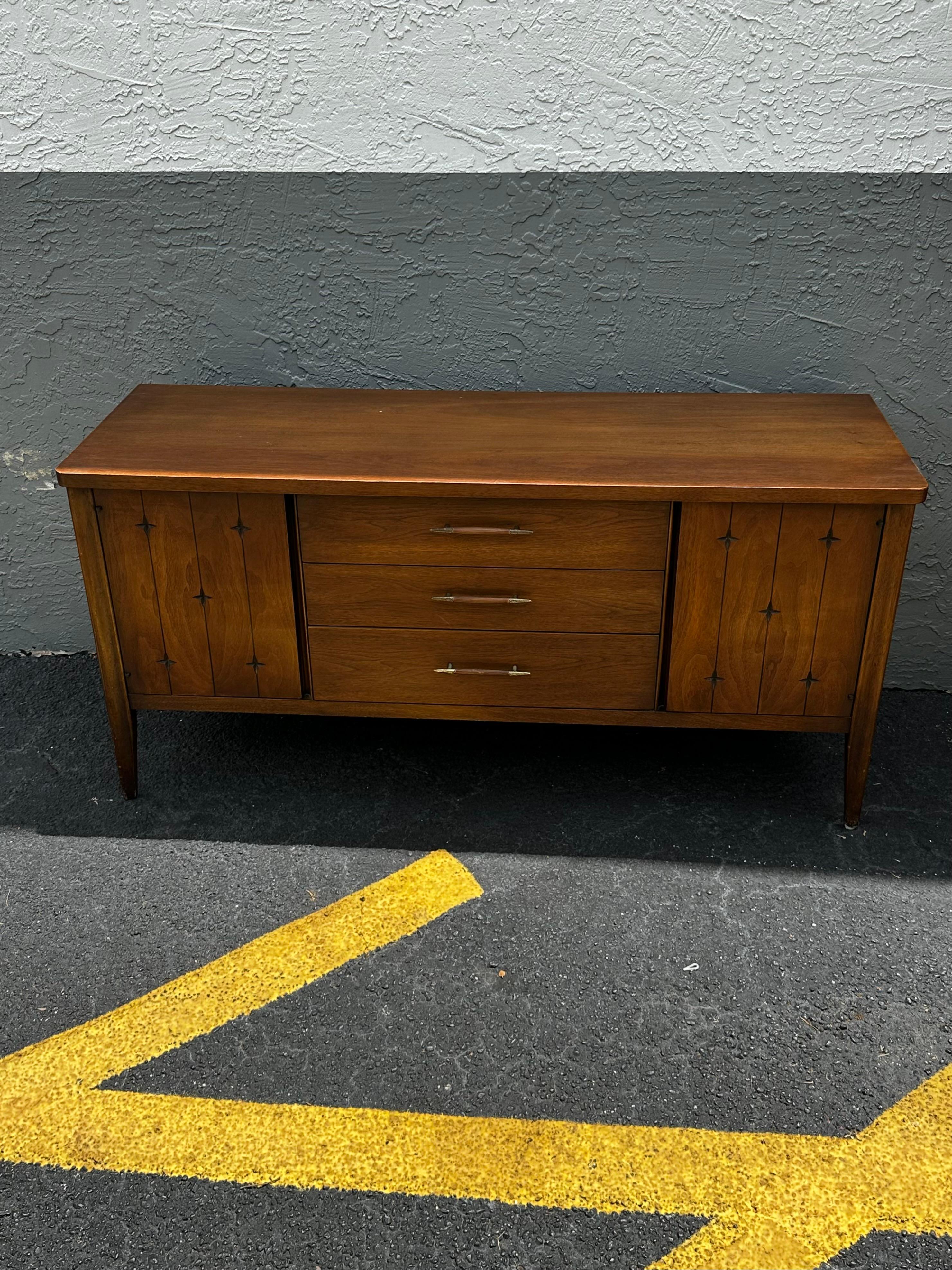 1960s Walnut MCM  Broyhill Saga Buffet Credenza Bookcase Hutch For Sale 4