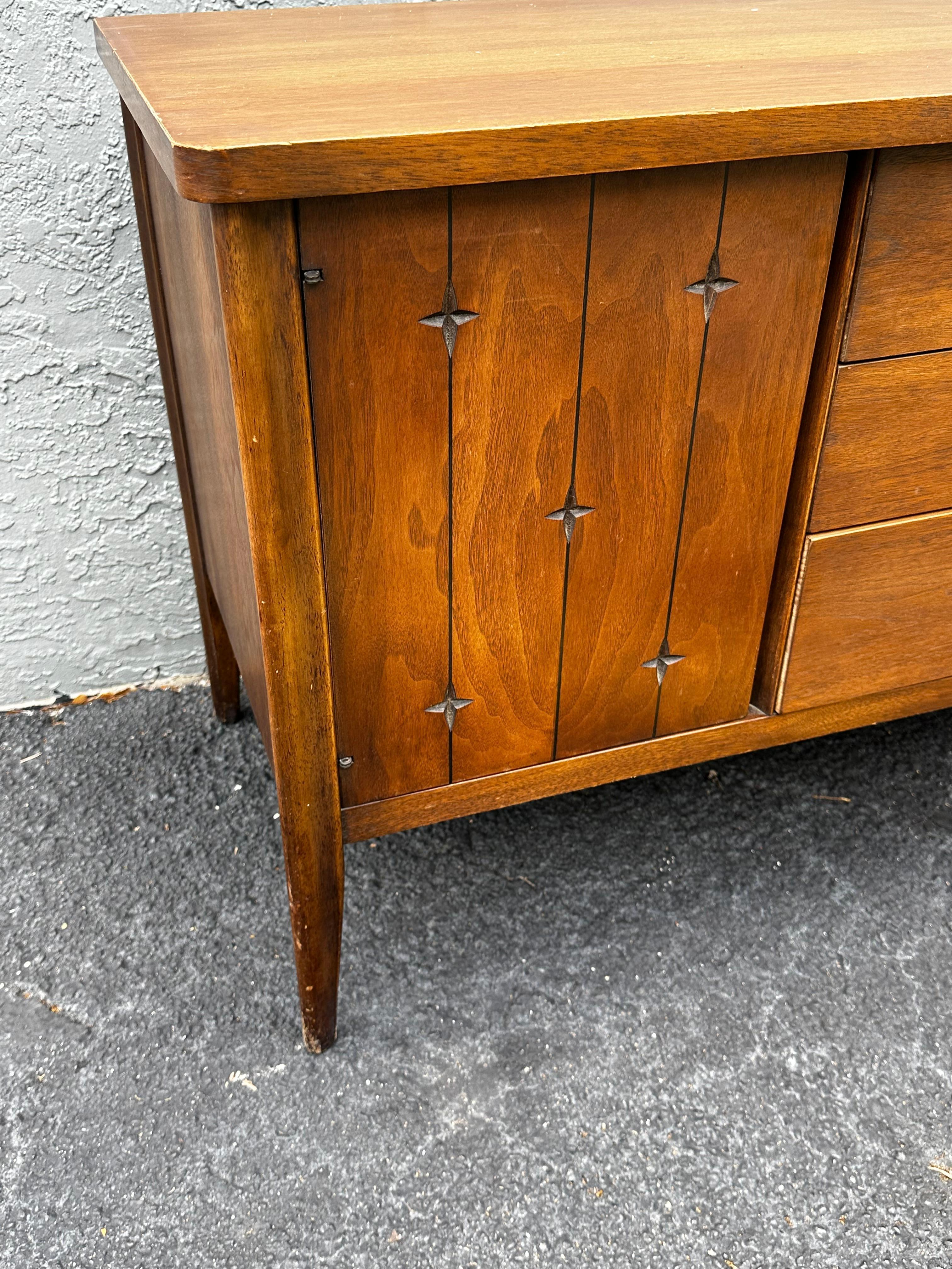 MCM in noce del 1960  Broyhill Saga Buffet Credenza Libreria Hutch in vendita 5