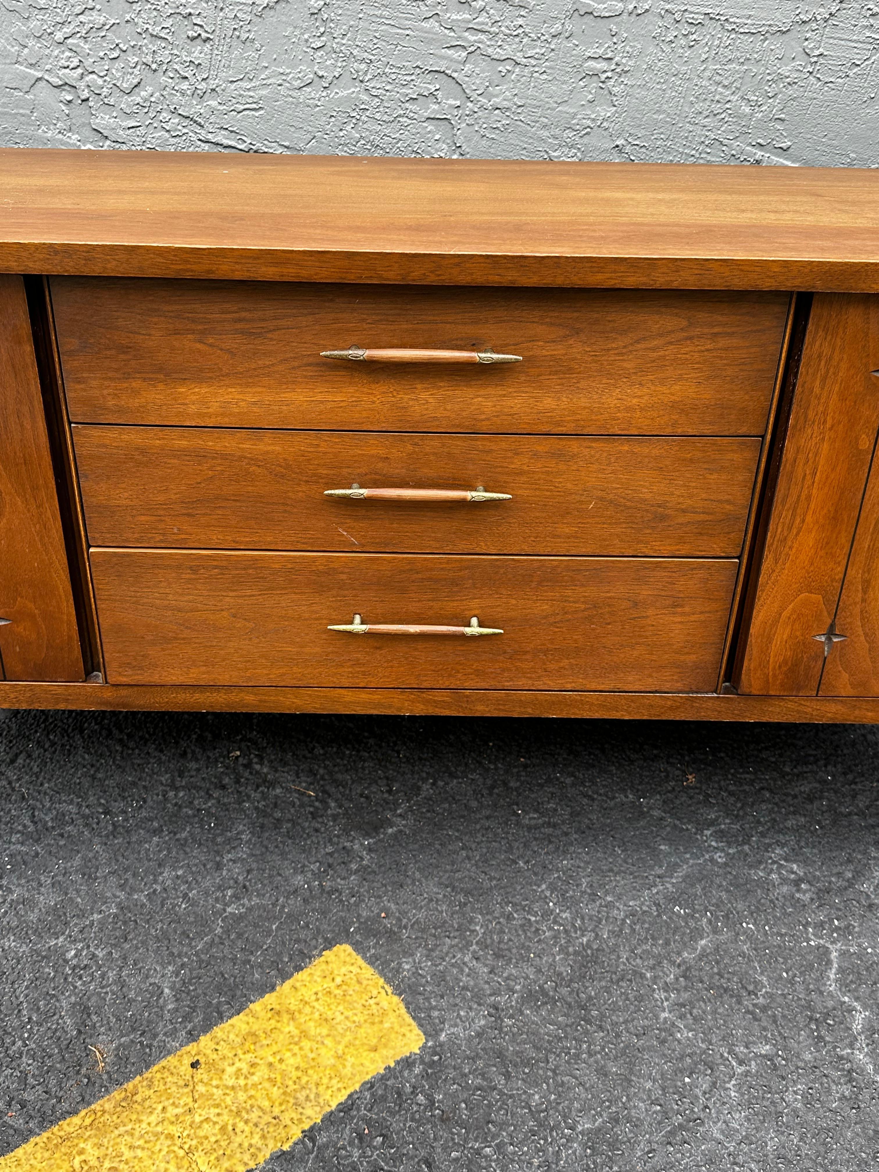 MCM in noce del 1960  Broyhill Saga Buffet Credenza Libreria Hutch in vendita 6
