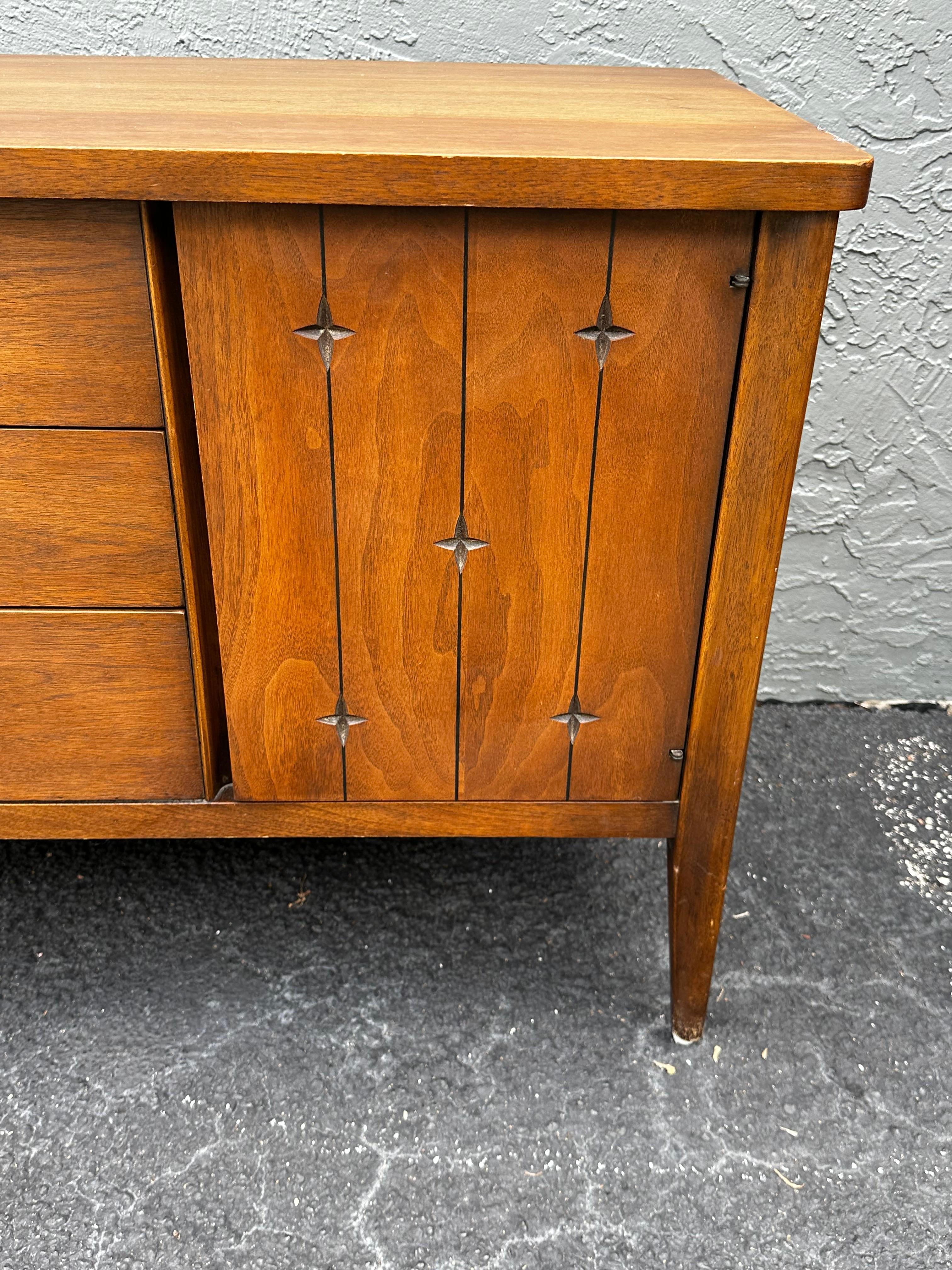 MCM in noce del 1960  Broyhill Saga Buffet Credenza Libreria Hutch in vendita 7