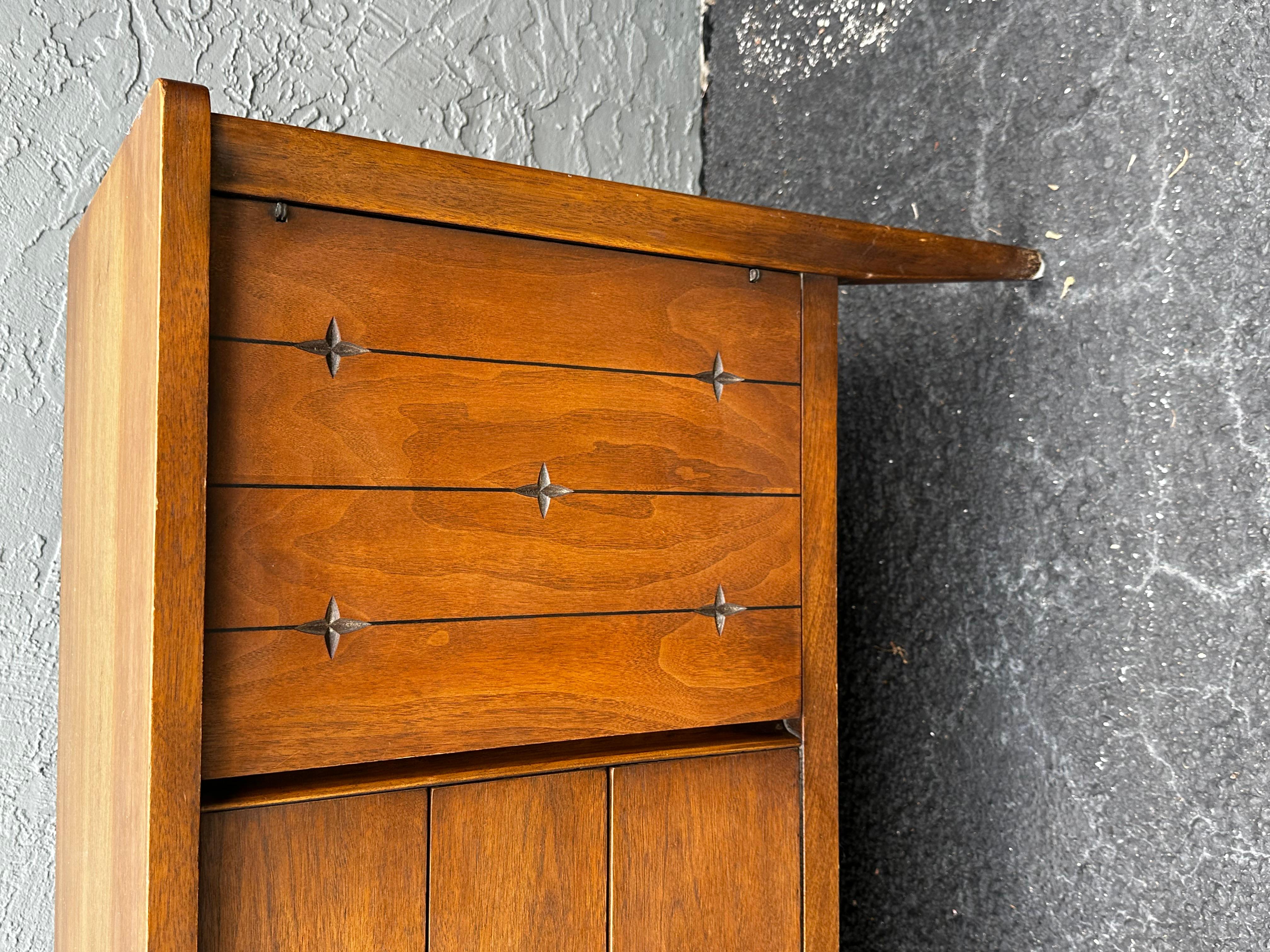 1960s Walnut MCM  Broyhill Saga Buffet Credenza Bookcase Hutch For Sale 7