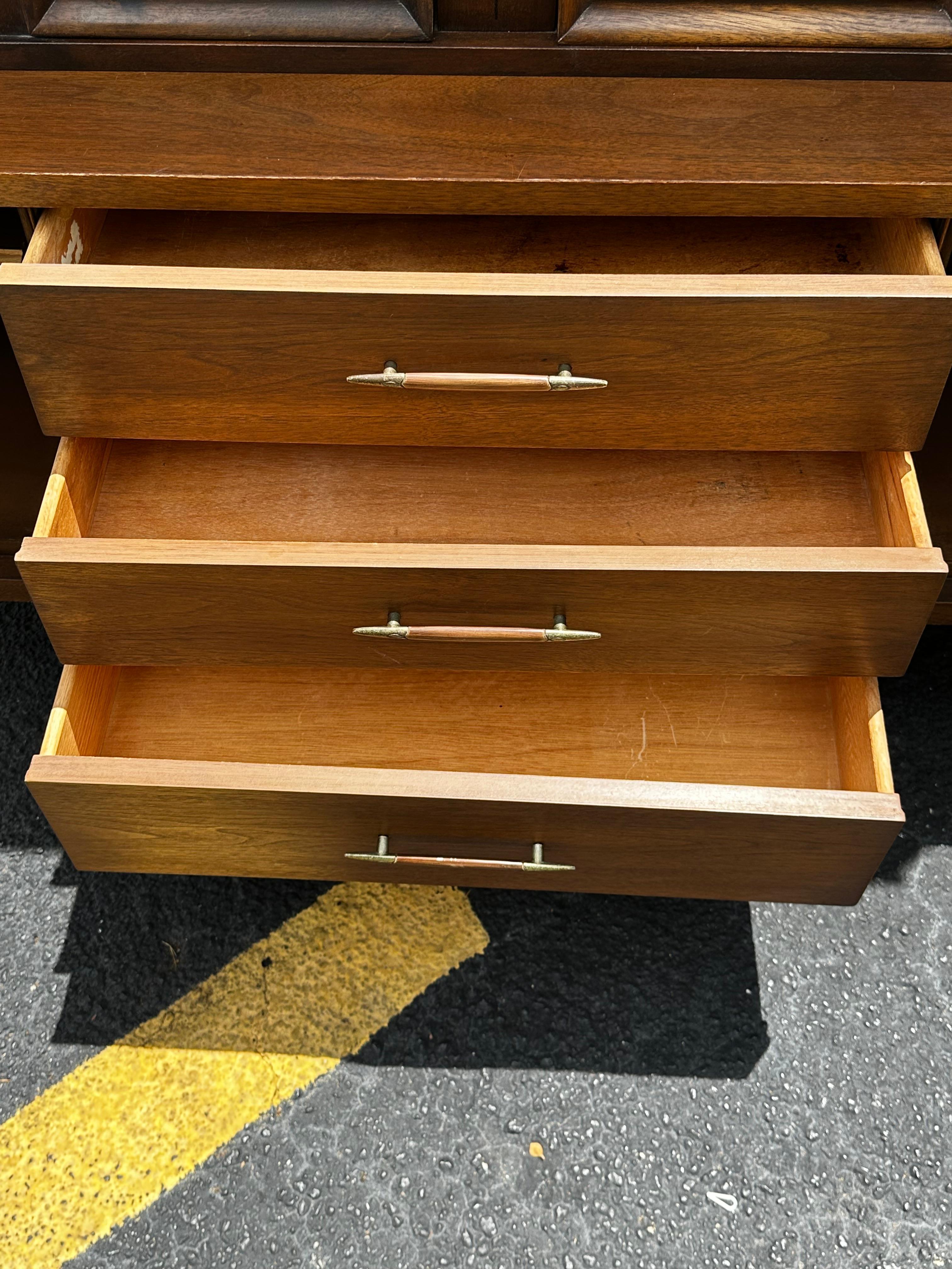 MCM in noce del 1960  Broyhill Saga Buffet Credenza Libreria Hutch in vendita 8