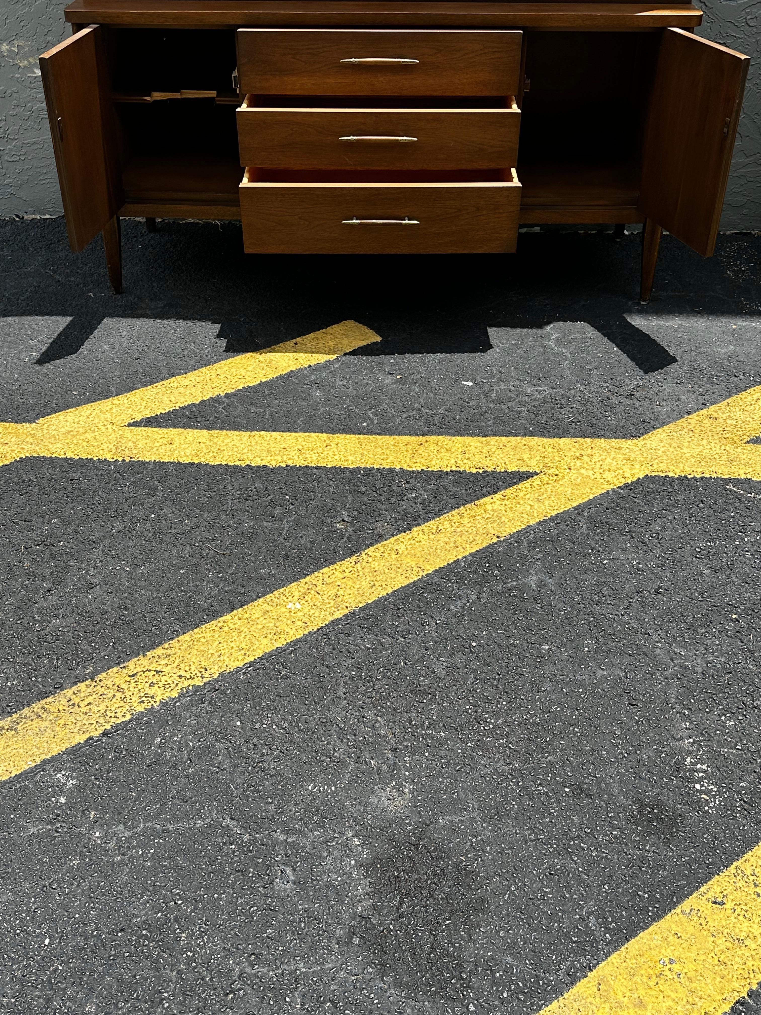 MCM in noce del 1960  Broyhill Saga Buffet Credenza Libreria Hutch in vendita 9
