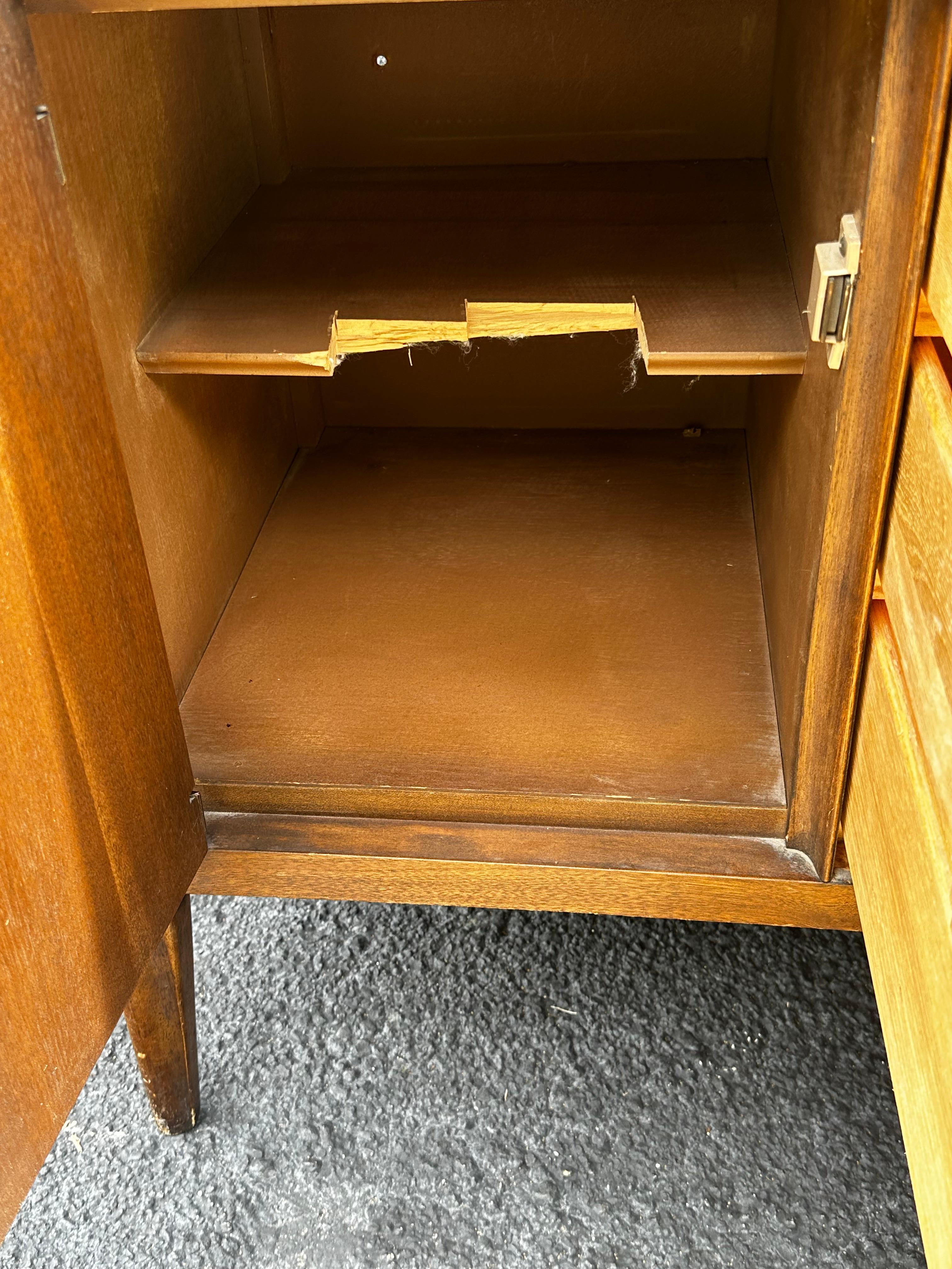MCM in noce del 1960  Broyhill Saga Buffet Credenza Libreria Hutch in vendita 10