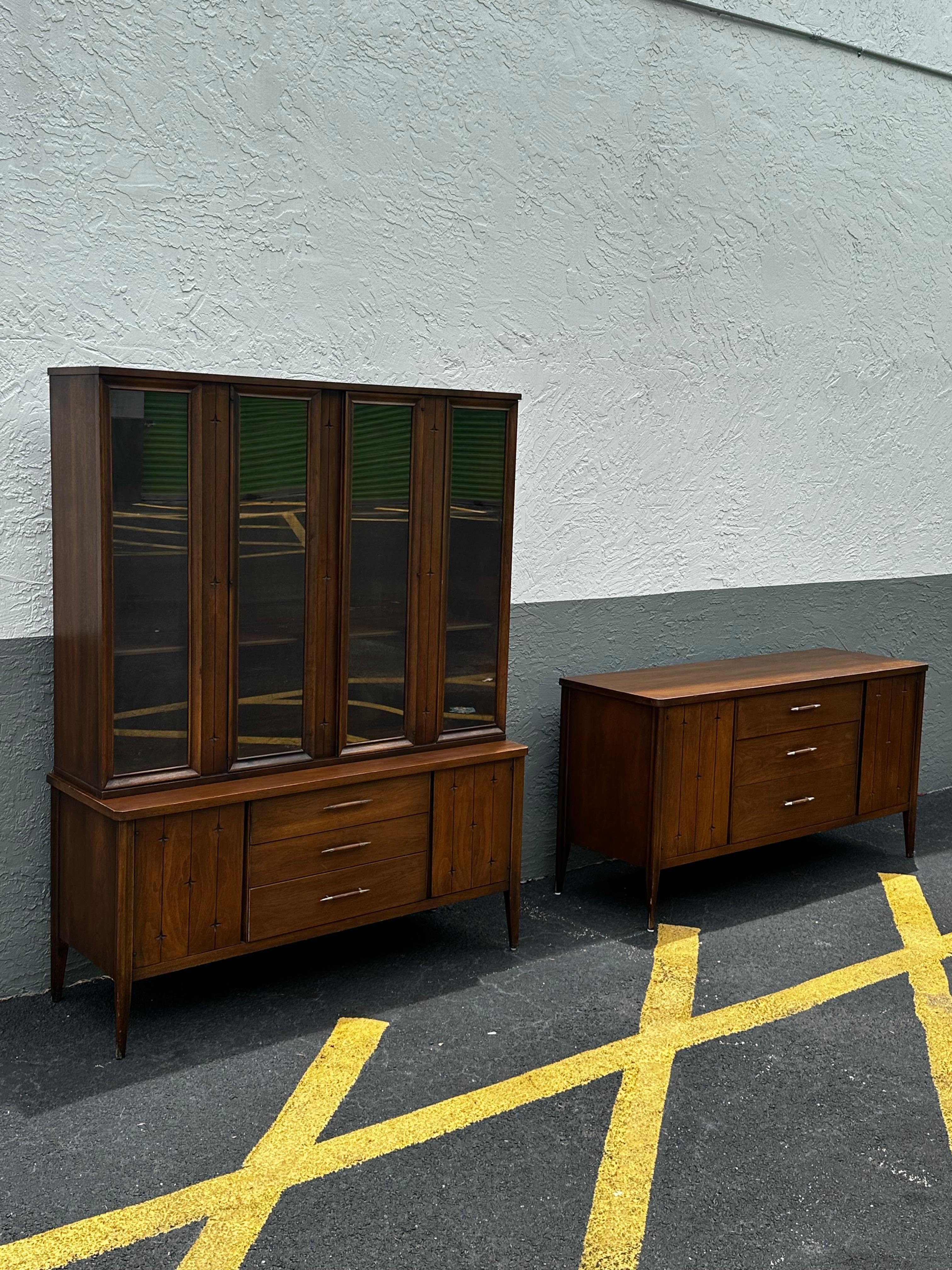 MCM in noce del 1960  Broyhill Saga Buffet Credenza Libreria Hutch in vendita 11