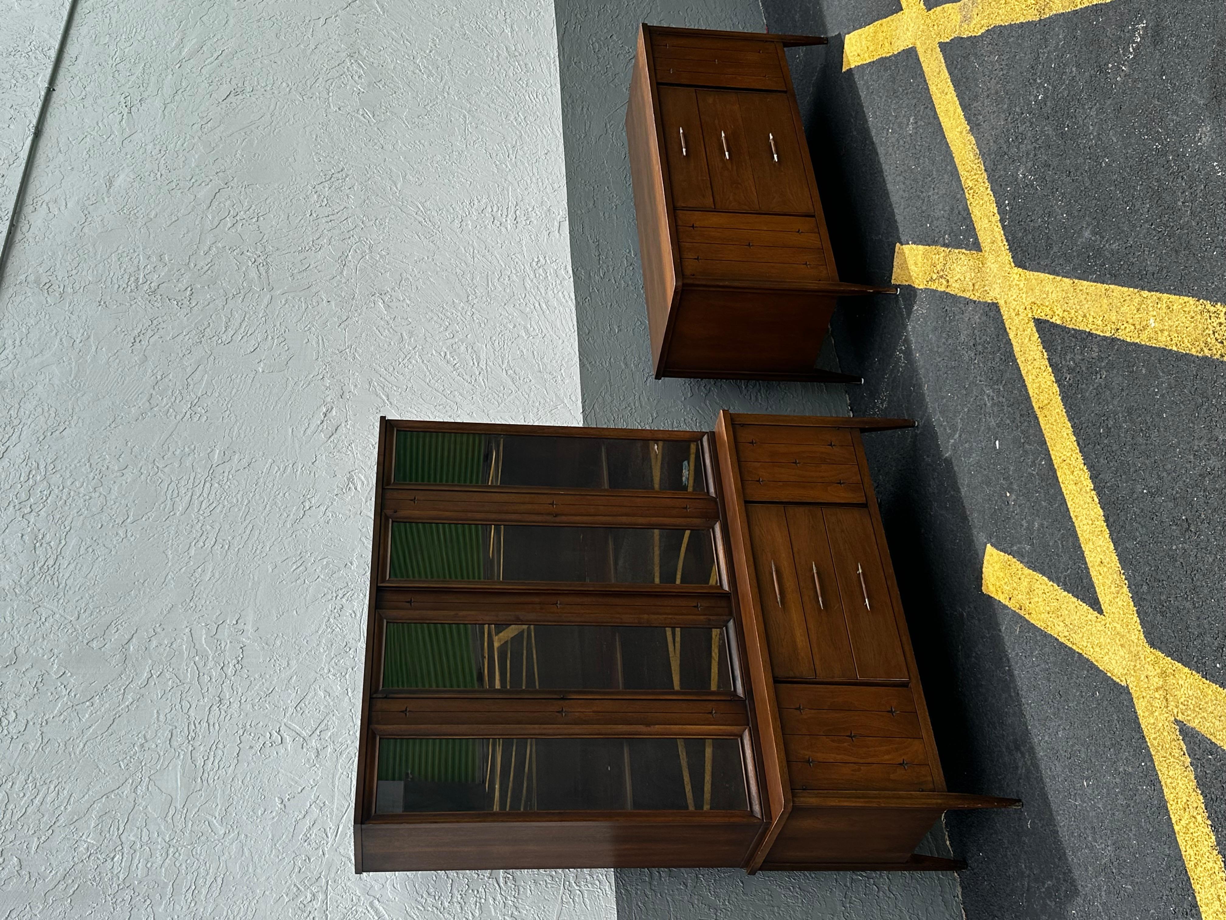 1960s Walnut MCM  Broyhill Saga Buffet Credenza Bookcase Hutch For Sale 11