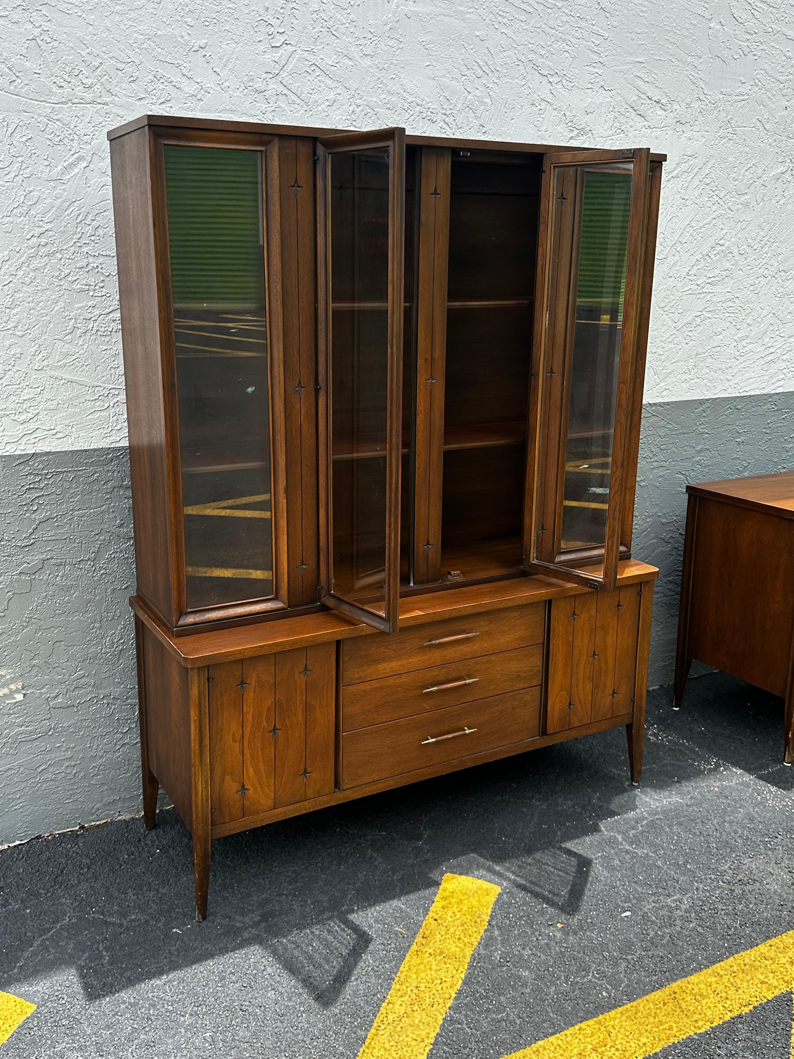 1960s Walnut MCM  Broyhill Saga Buffet Credenza Bookcase Hutch In Good Condition For Sale In Fort Lauderdale, FL
