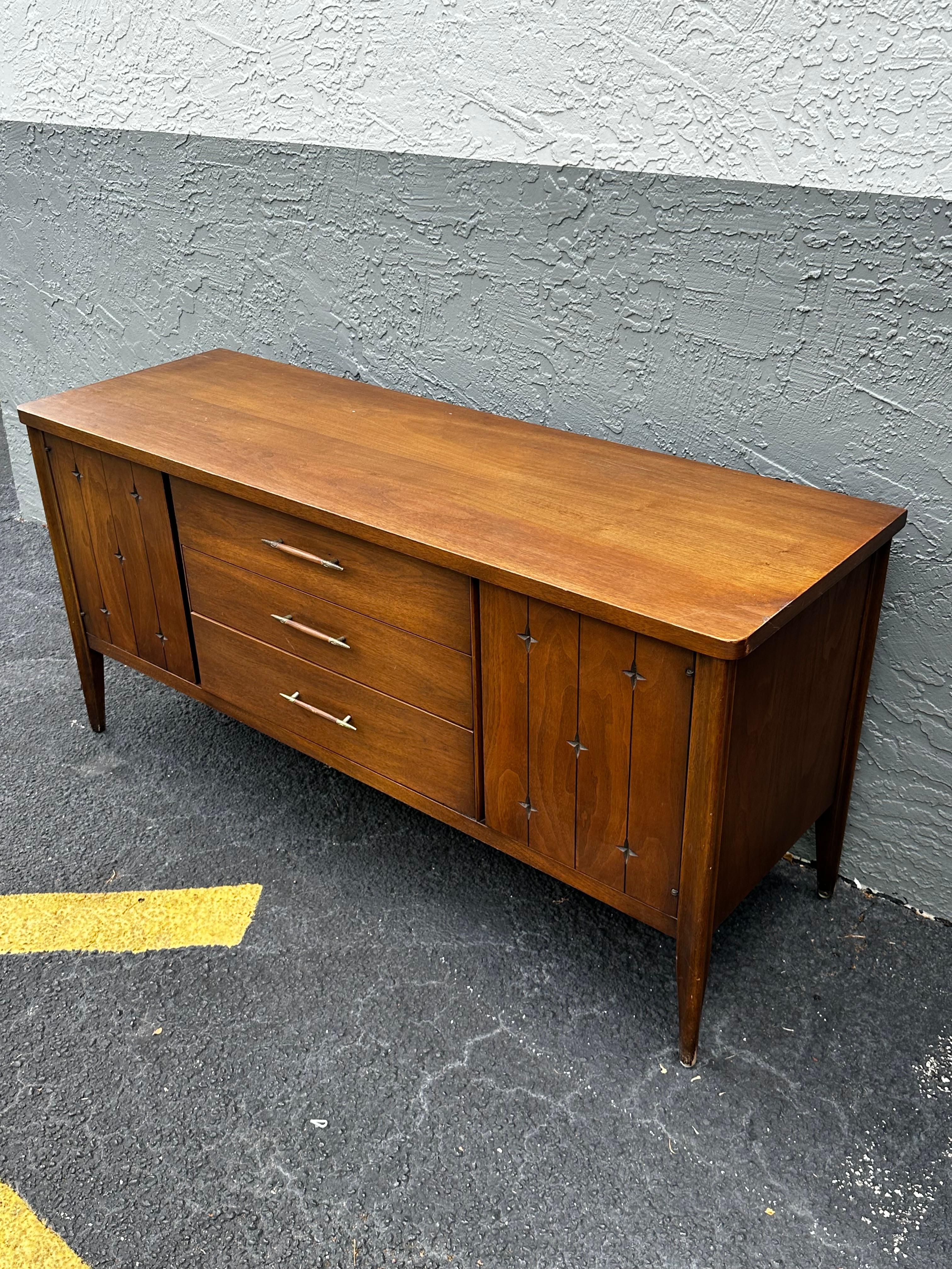 1960s Walnut MCM  Broyhill Saga Buffet Credenza Bookcase Hutch For Sale 2