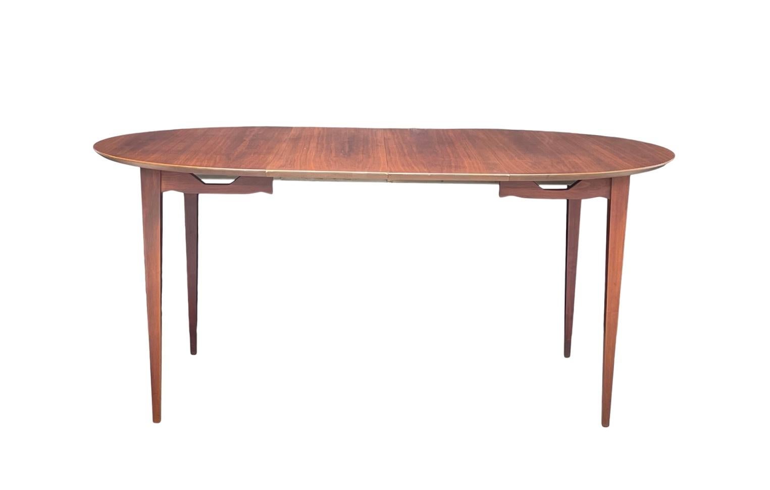 1960s Walnut Round Tapered Extending Dining Table In Good Condition In Bensalem, PA