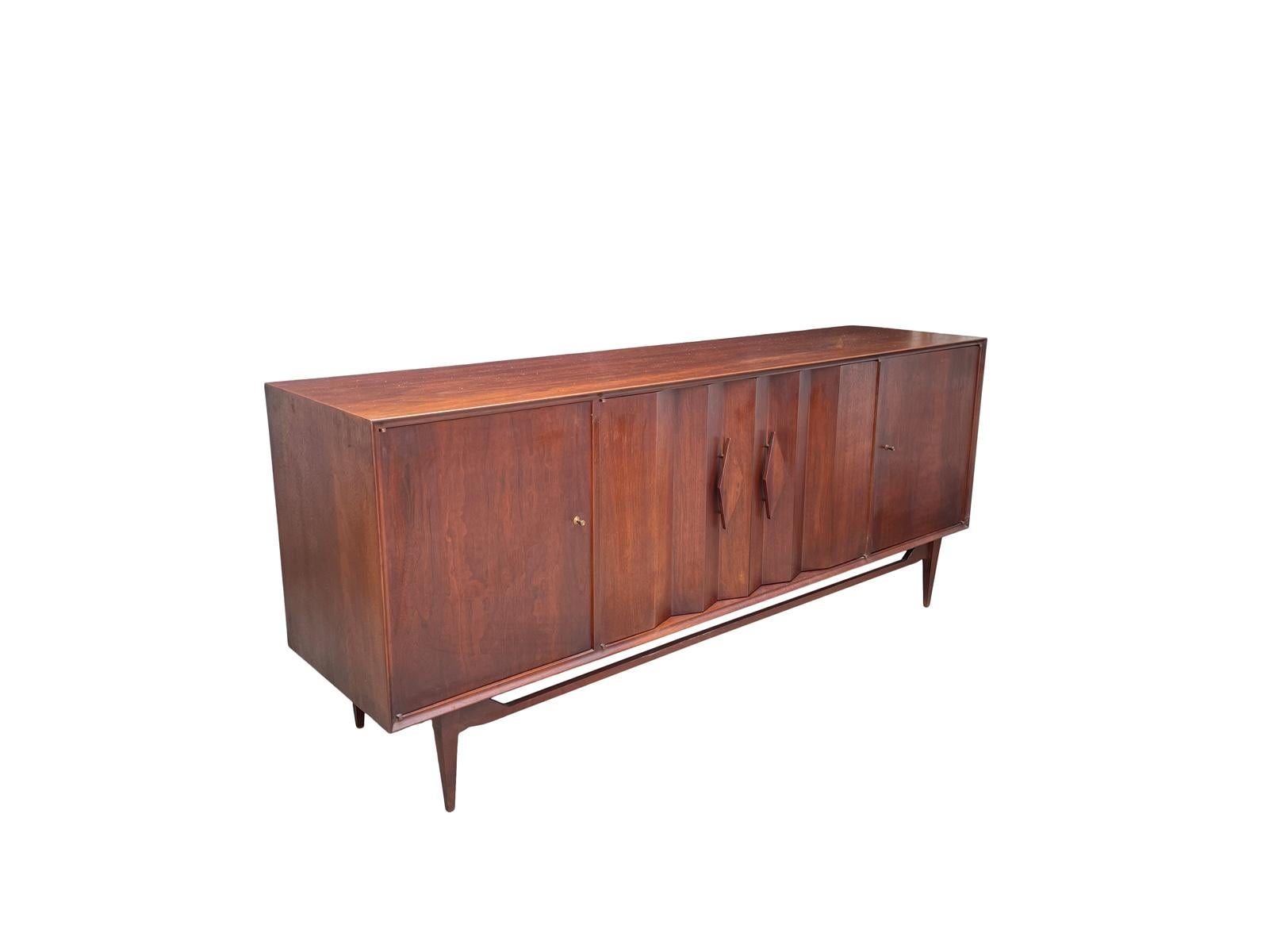 1960s Walnut Sculptured Front Credenza by Specialty Woodcraft  In Good Condition For Sale In Bensalem, PA