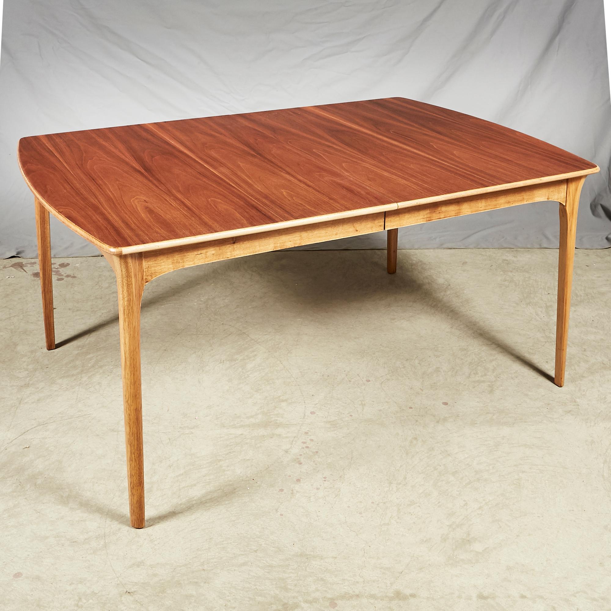 1960s Walnut Wood Dining Room Table In Excellent Condition For Sale In Amherst, NH