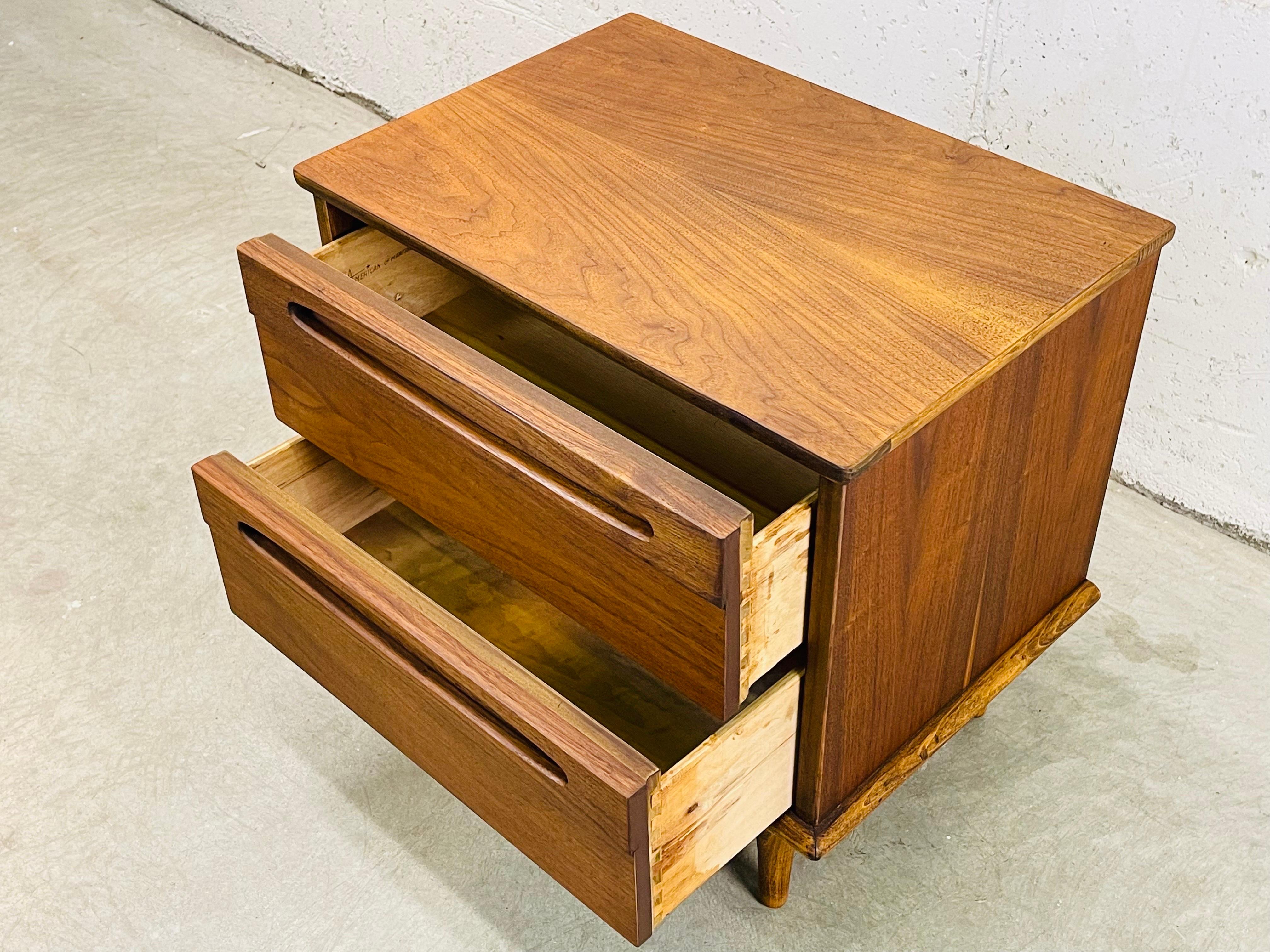 1960s, Walnut Wood Nightstand by American of Martinsville In Good Condition For Sale In Amherst, NH