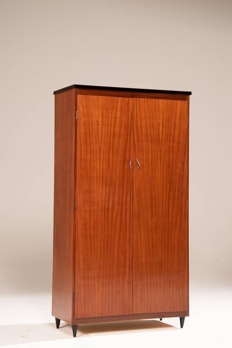 Schuhschrank mit Türen und Holzrohrstützen zum Abstellen von Schuhen. Der Schrank stammt aus den 1960er Jahren und befindet sich nach einer konservativen Restaurierung in einem hervorragenden Zustand.
Die Abmessungen des Schrankes sind B 80 x T 38 x
