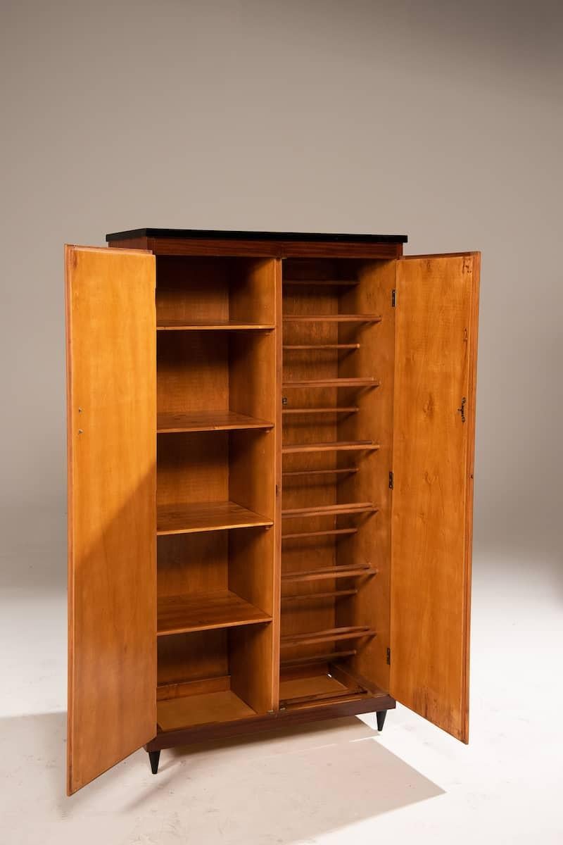 1960er Jahre Nussbaum Wood Shoe Cabinet (Moderne der Mitte des Jahrhunderts) im Angebot