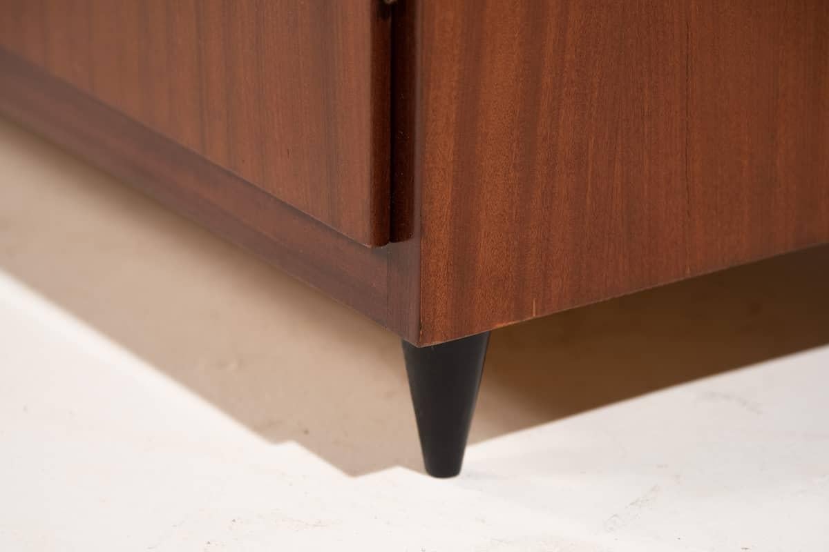 1960er Jahre Nussbaum Wood Shoe Cabinet (Mitte des 20. Jahrhunderts) im Angebot