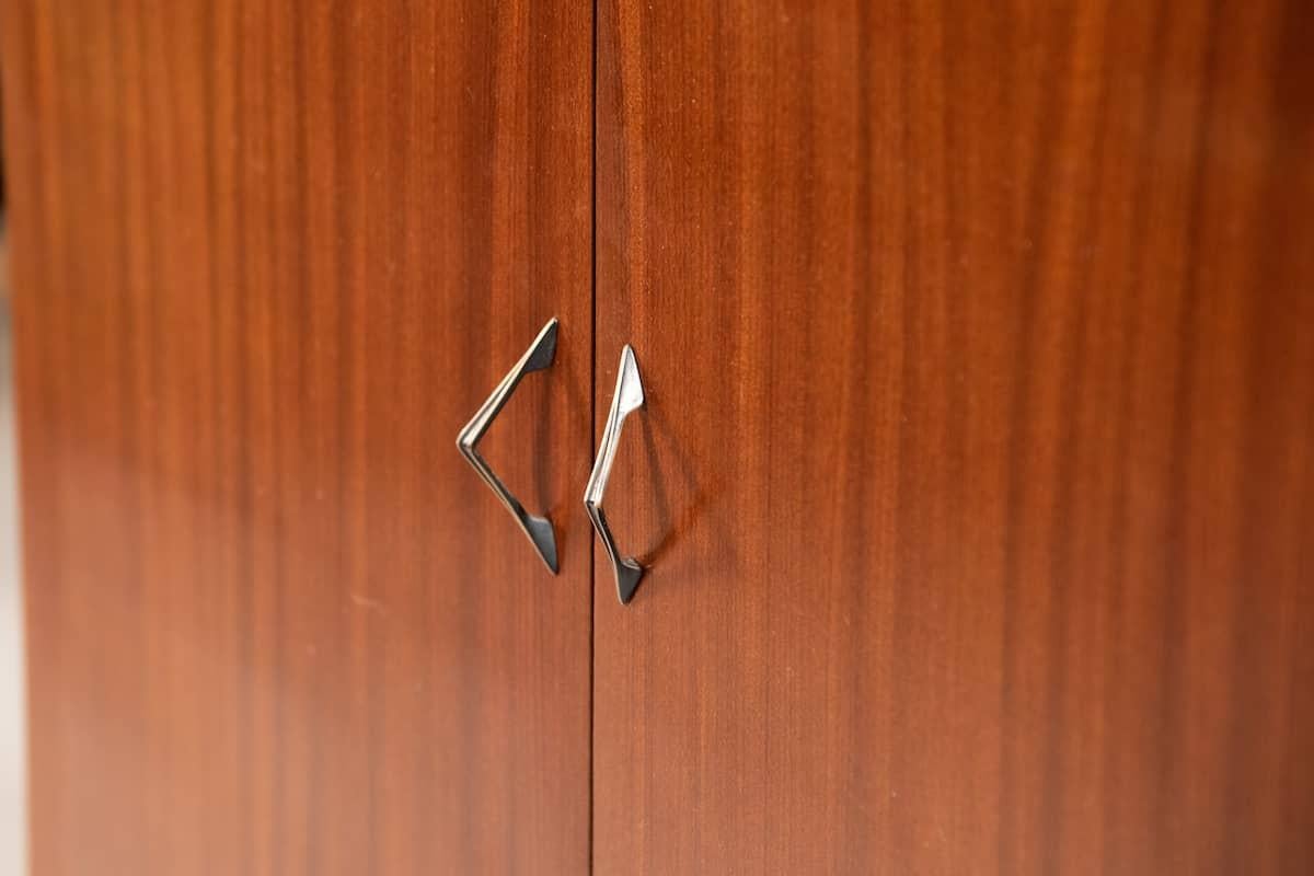1960er Jahre Nussbaum Wood Shoe Cabinet (Walnuss) im Angebot